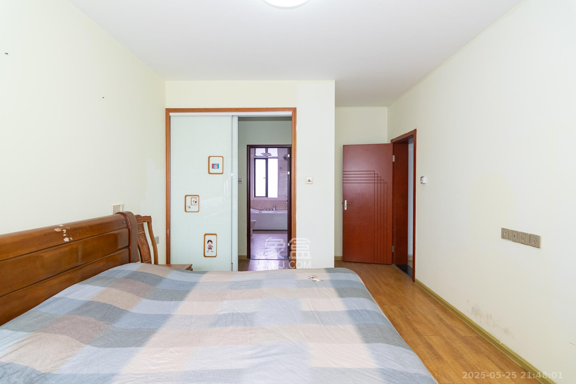 润和紫郡一期  4室2厅1卫    110.0万卧室