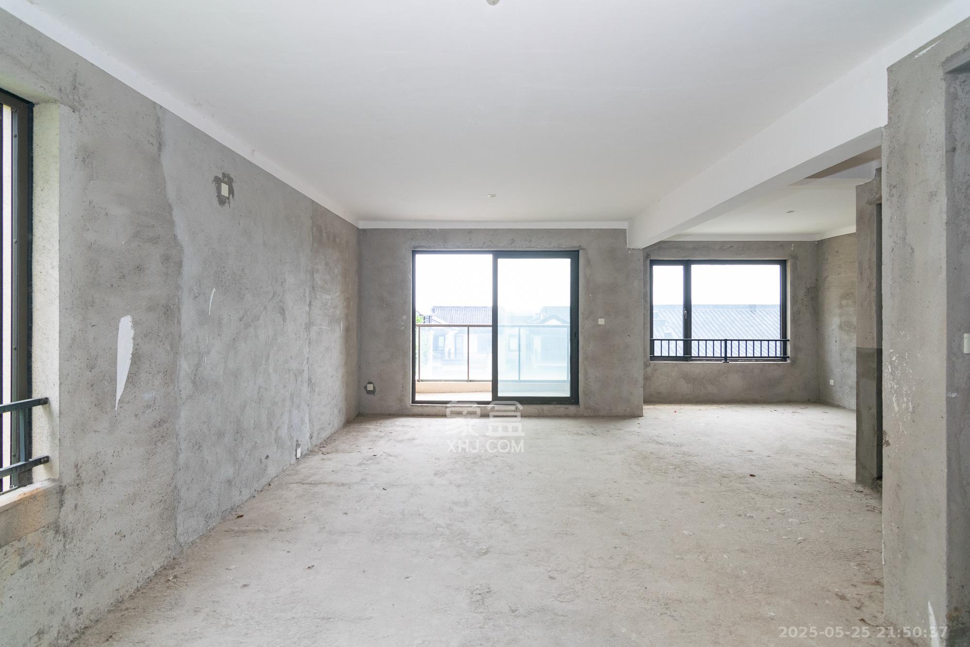 绿城高尔夫小镇  5室2厅3卫    285.0万 绿城高尔夫小镇  5室2厅3卫    285.0万客厅