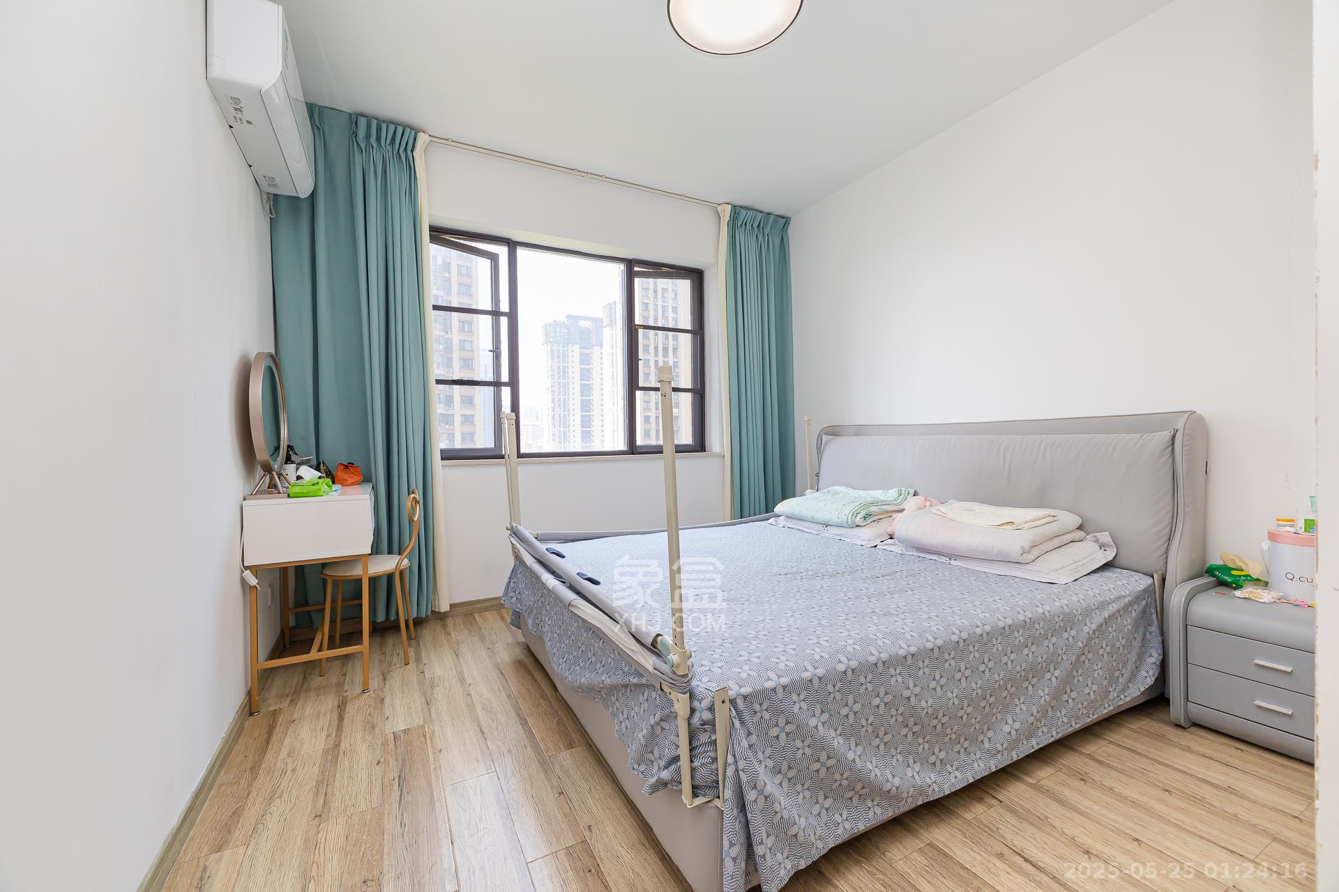 嘉宇银杉(嘉宇西苑) 4室2厅2卫 109.0万 嘉宇银杉(嘉宇西苑) 4室2厅2卫 109.0万卧室