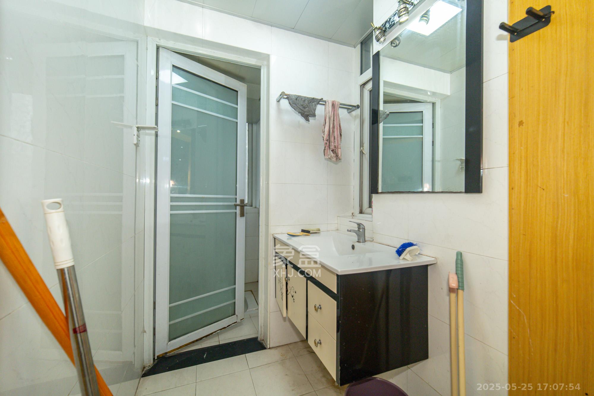 楚天馨苑 3室2厅1卫 78.0万 楚天馨苑 3室2厅1卫 78.0万卫生间