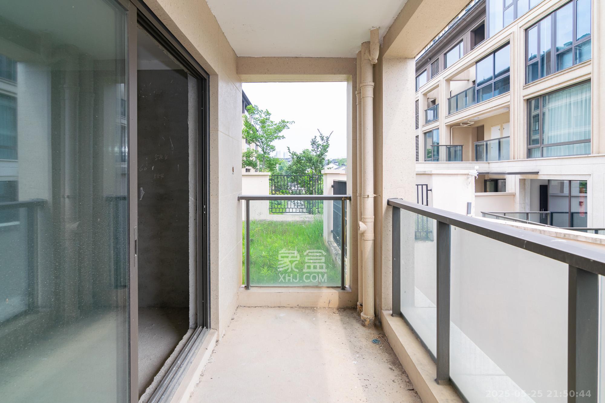 绿城高尔夫小镇  5室2厅3卫    285.0万 绿城高尔夫小镇  5室2厅3卫    285.0万阳台