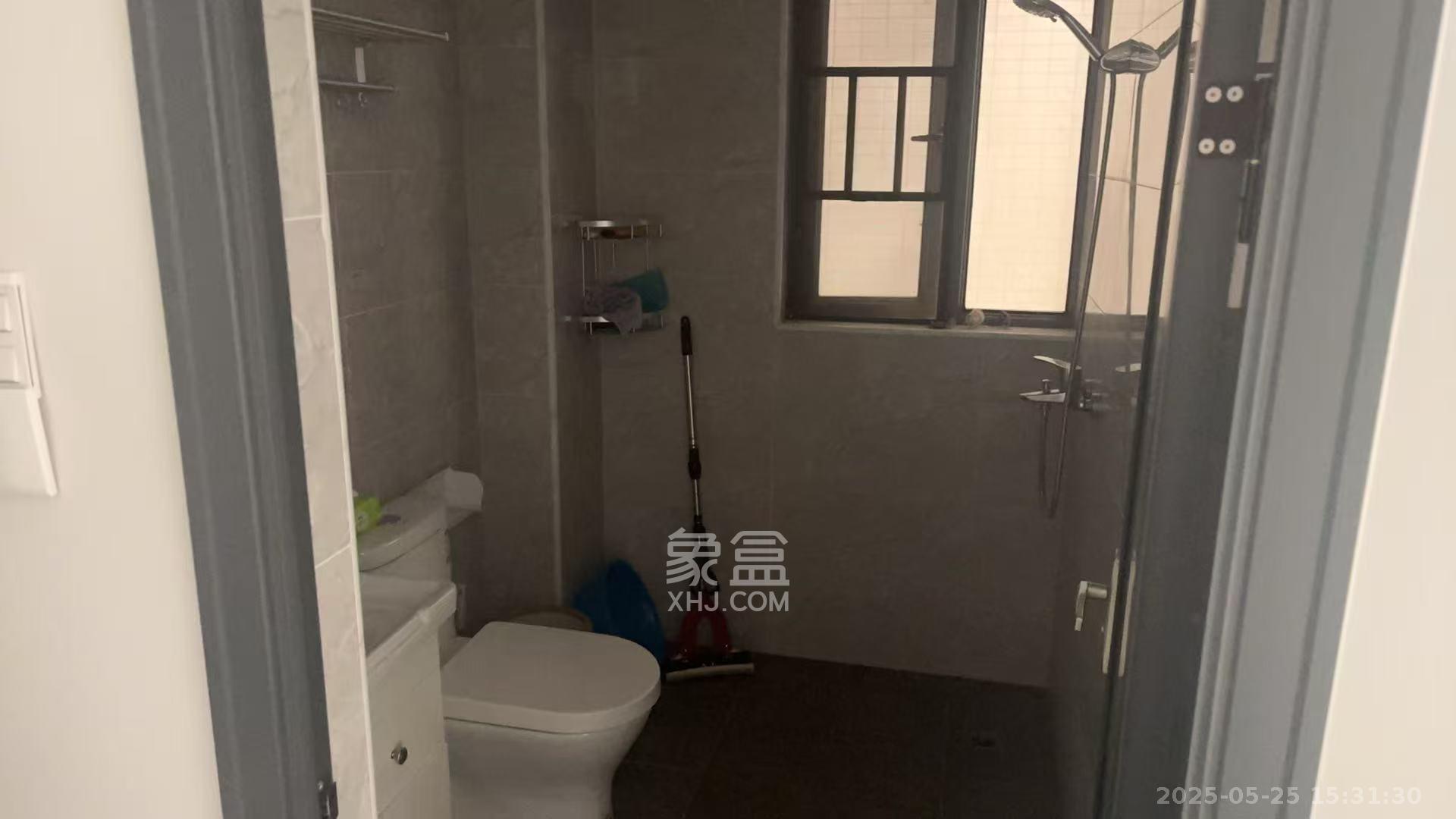 八方小区B区  3室2厅2卫   4300.00元/月室内图