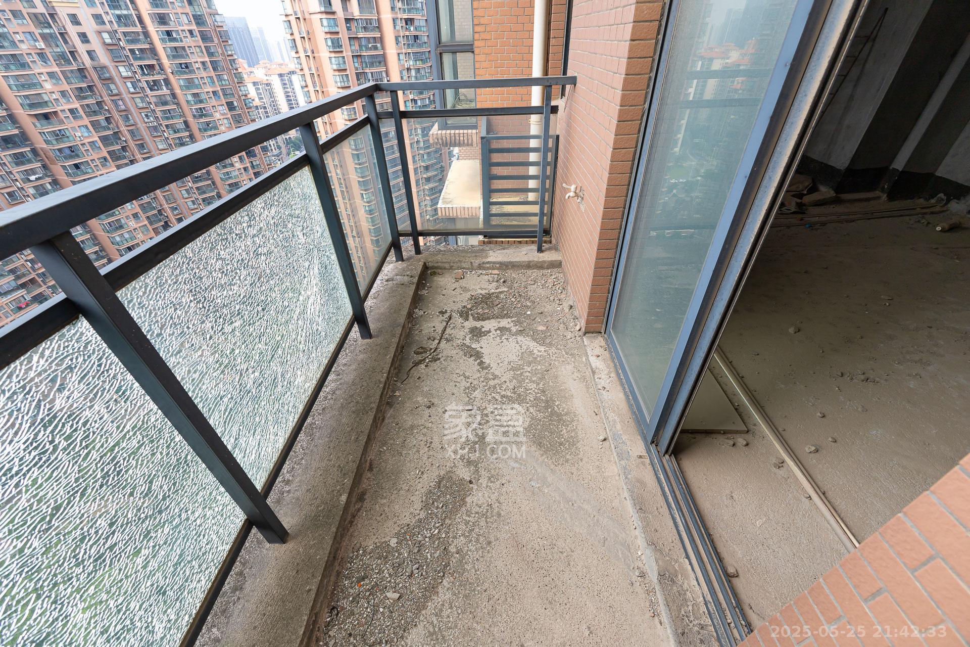 珠江东方明珠(新地东方明珠)一二期 4室2厅2卫 116.5万 珠江东方明珠(新地东方明珠)一二期 4室2厅2卫 116.5万阳台