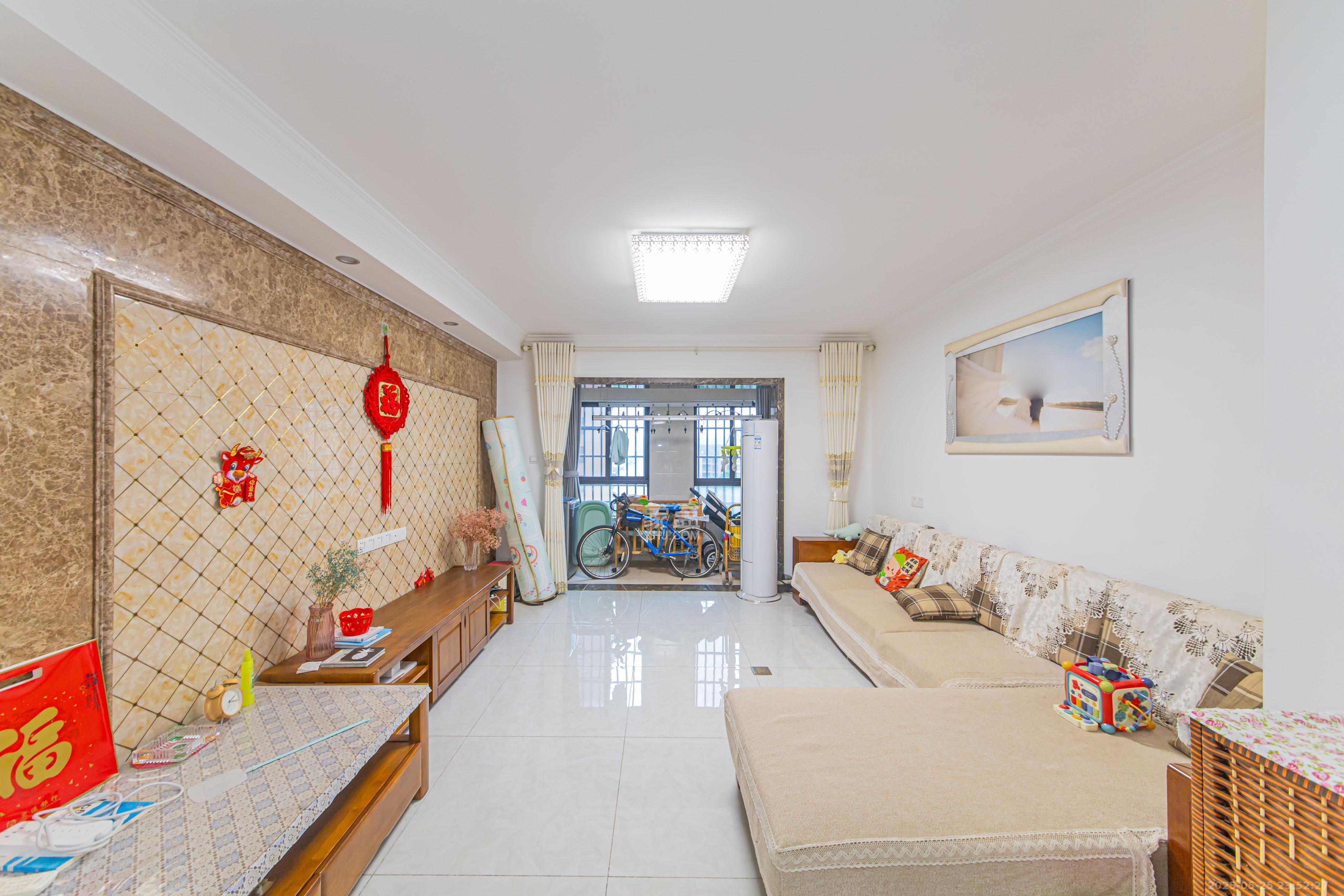 中信凯旋蓝岸(中信新城三期) 4室2厅1卫 110.0万 中信凯旋蓝岸(中信新城三期) 4室2厅1卫 110.0万客厅