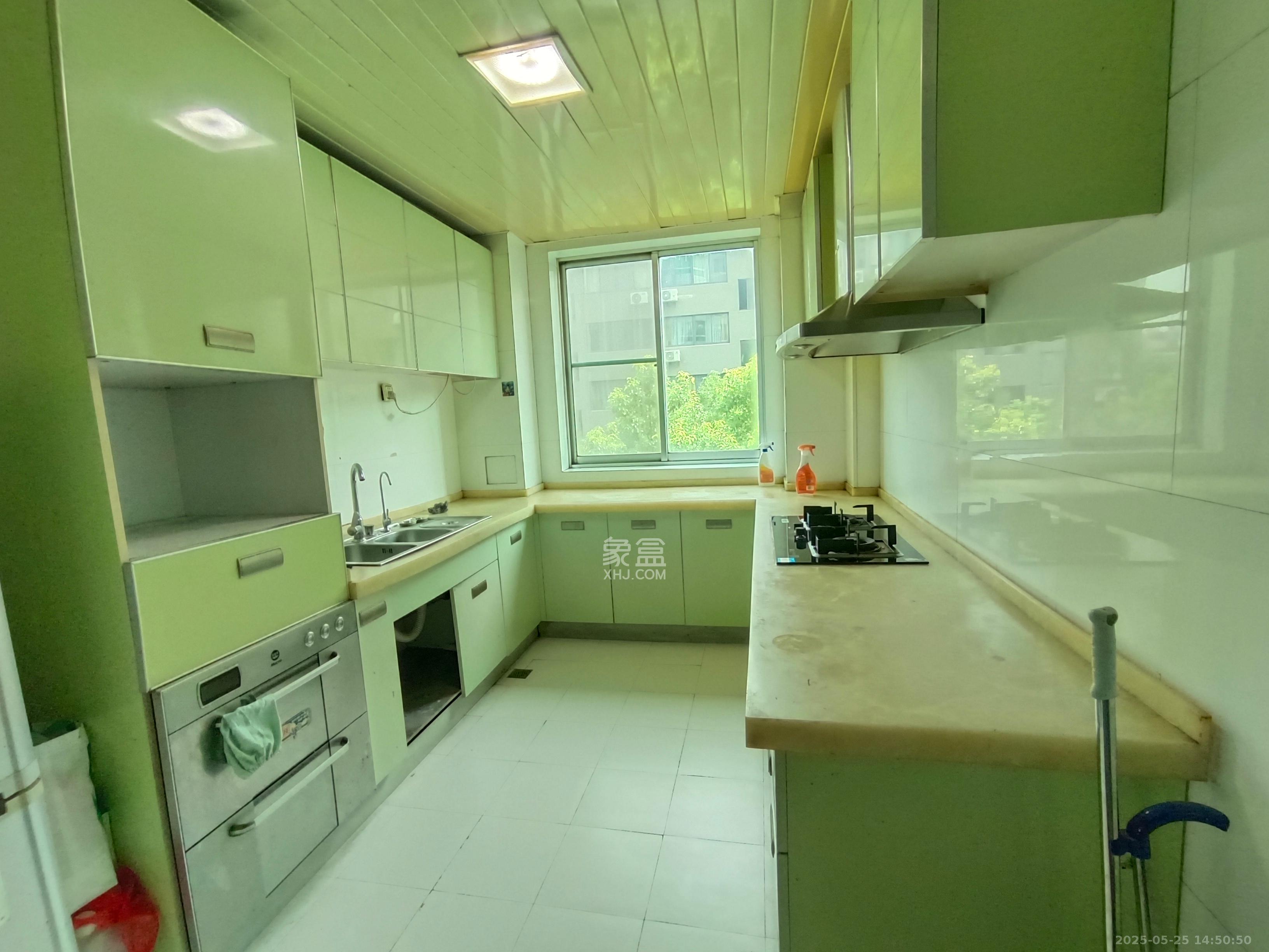 龙柏小区  3室2厅2卫    3500.0元/月室内图