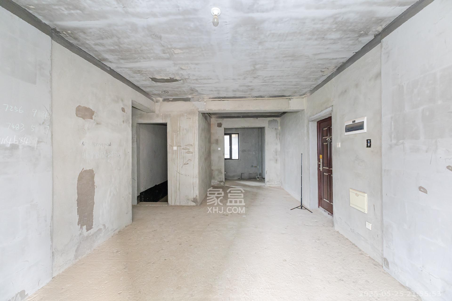 勤诚达境界城  4室2厅2卫    90.0万 勤诚达境界城  4室2厅2卫    90.0万客厅