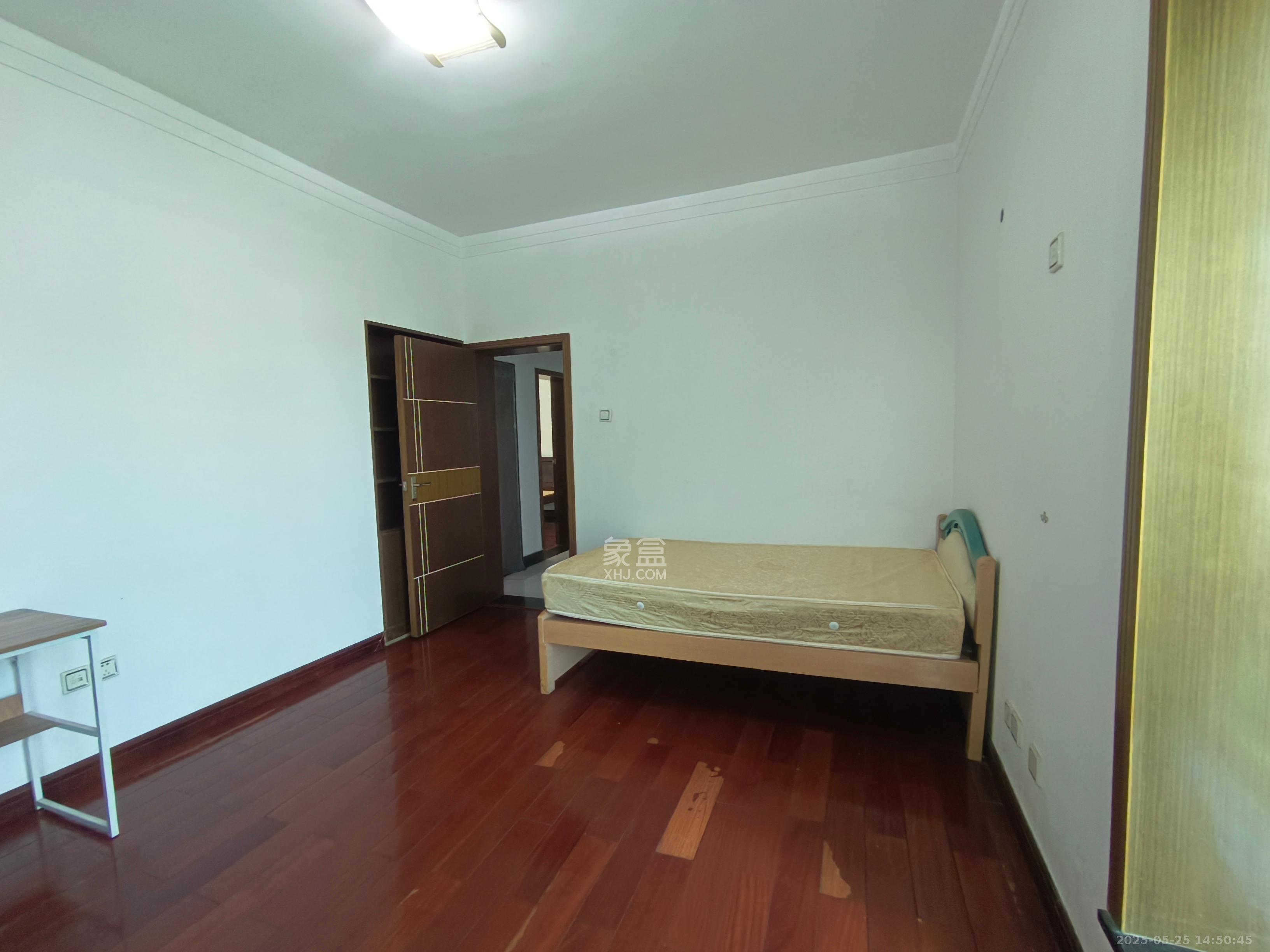 龙柏小区  3室2厅2卫    3500.0元/月室内图