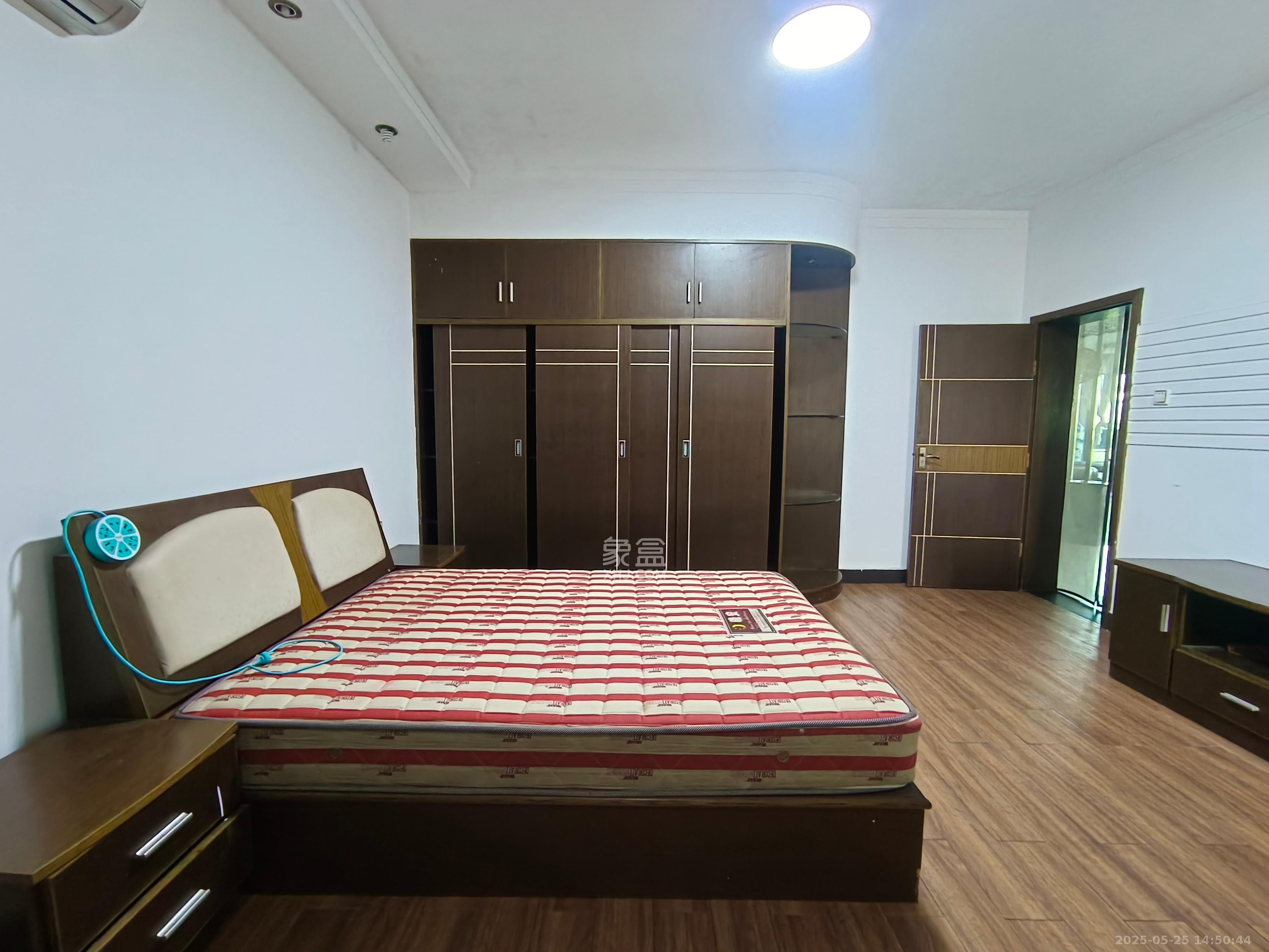 龙柏小区  3室2厅2卫    3500.0元/月室内图