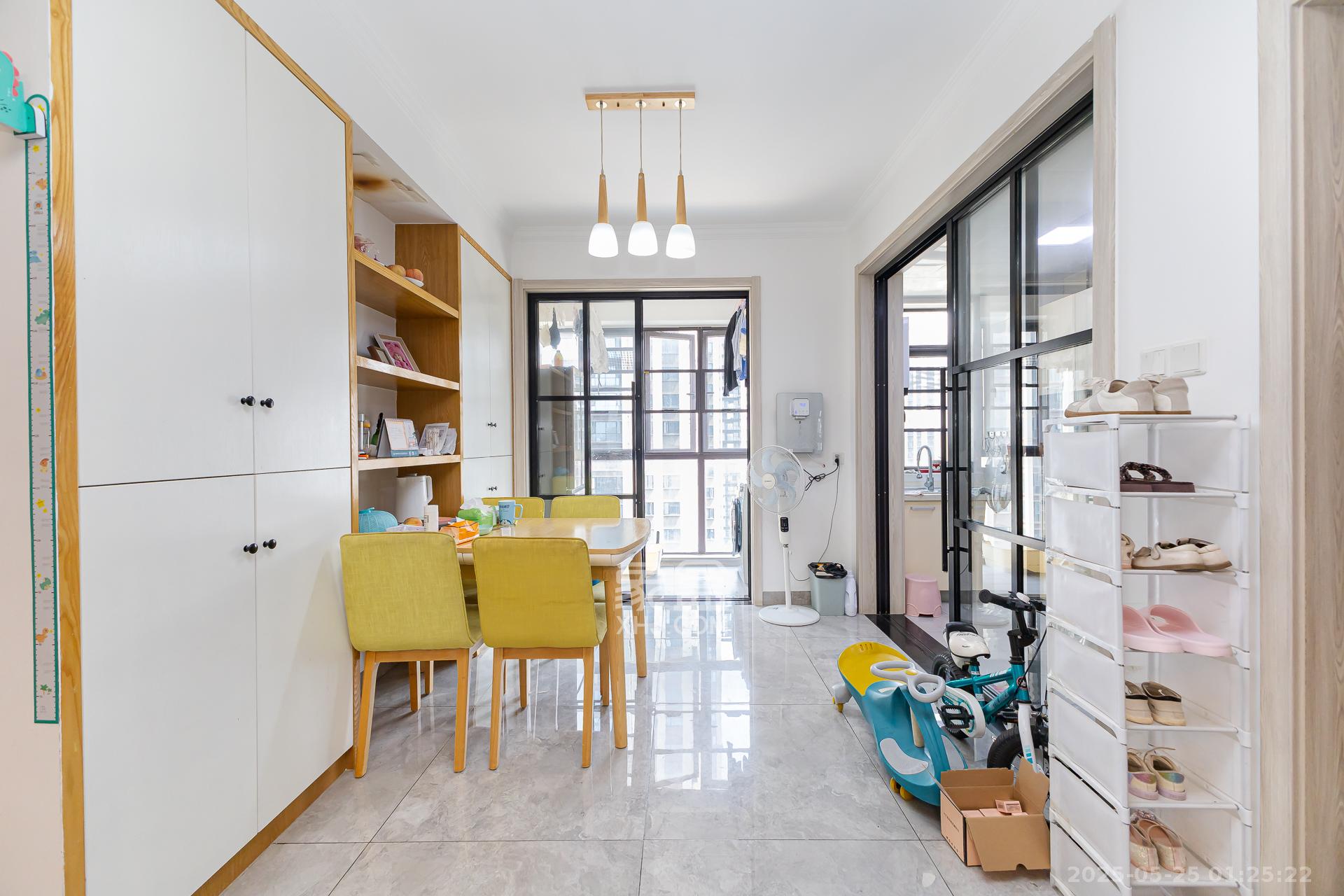 嘉宇银杉(嘉宇西苑) 4室2厅2卫 109.0万 嘉宇银杉(嘉宇西苑) 4室2厅2卫 109.0万客厅