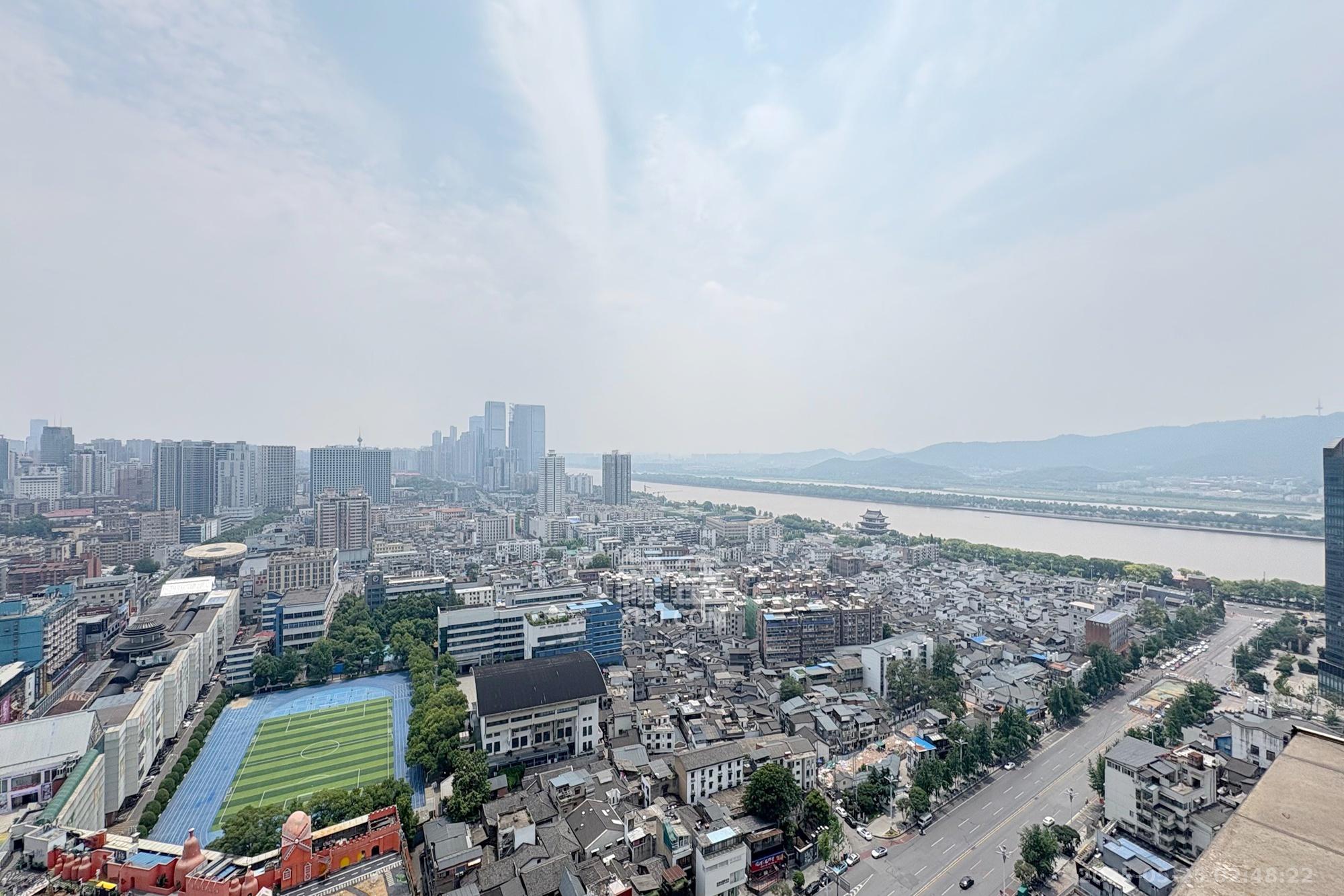 君临国际  3室2厅1卫   155.00万阳台