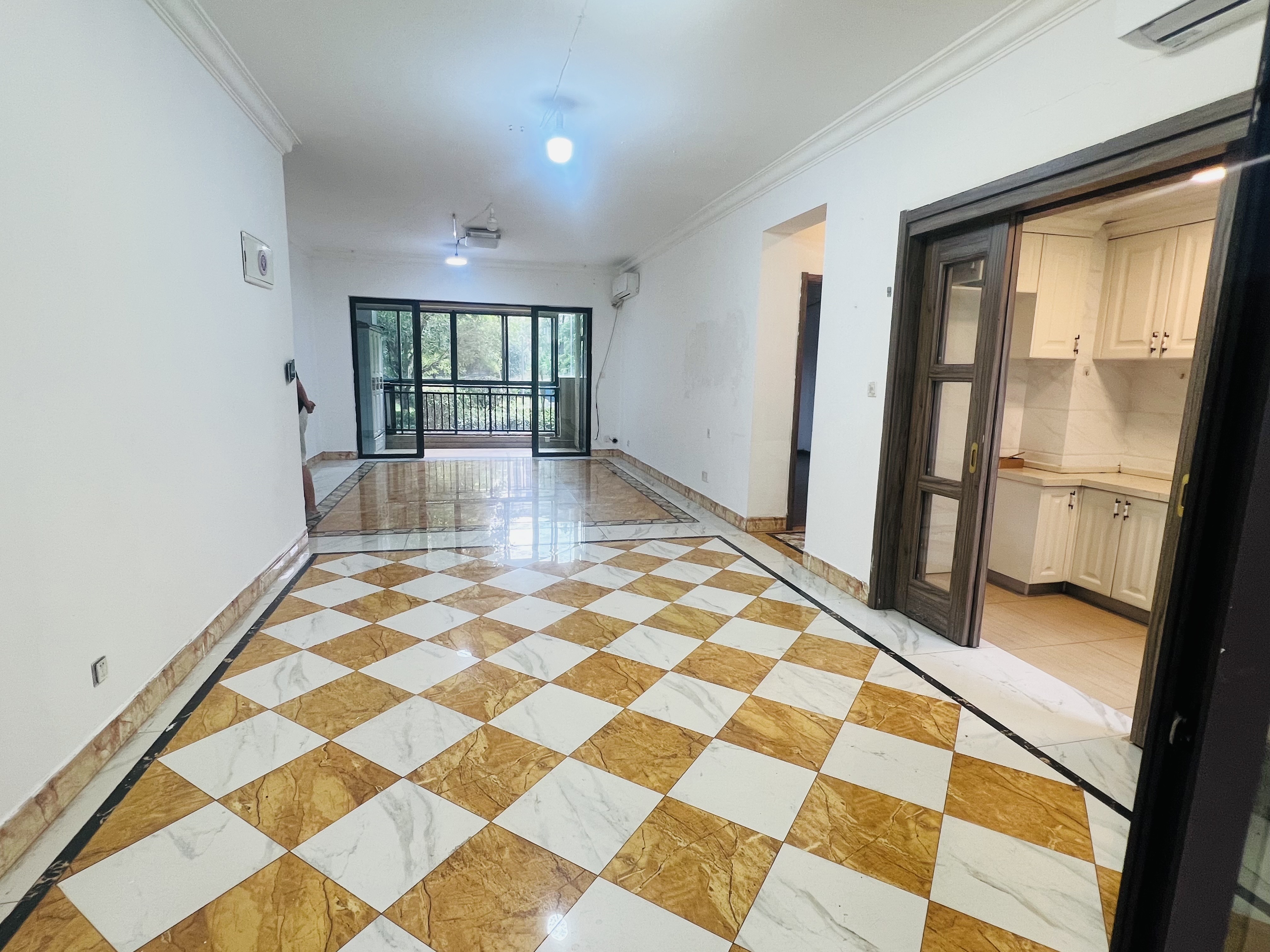 碧桂园 4室2厅2卫 2000.0元/月 碧桂园 4室2厅2卫 2000.0元/月室内图