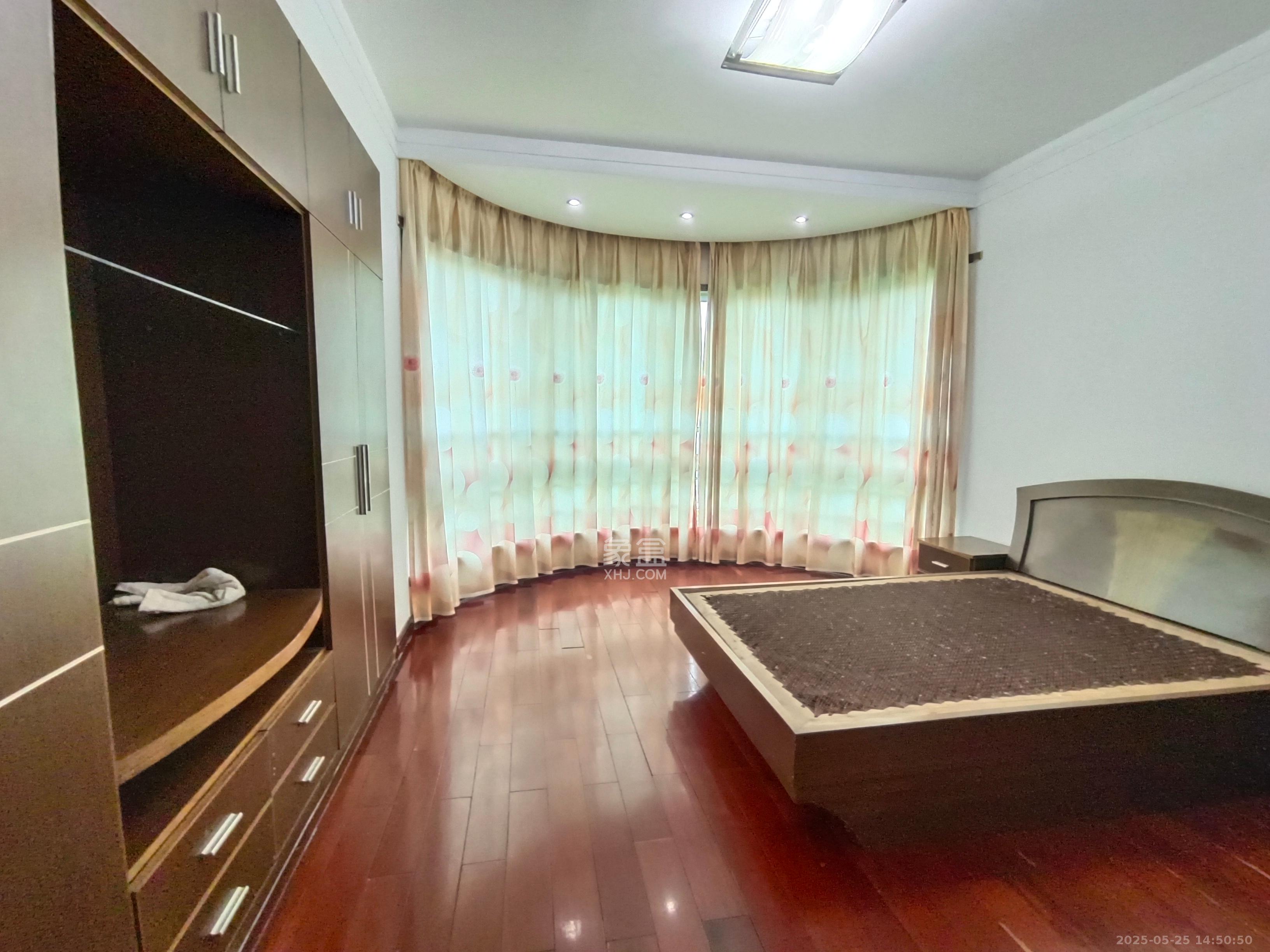 龙柏小区  3室2厅2卫    3500.0元/月室内图