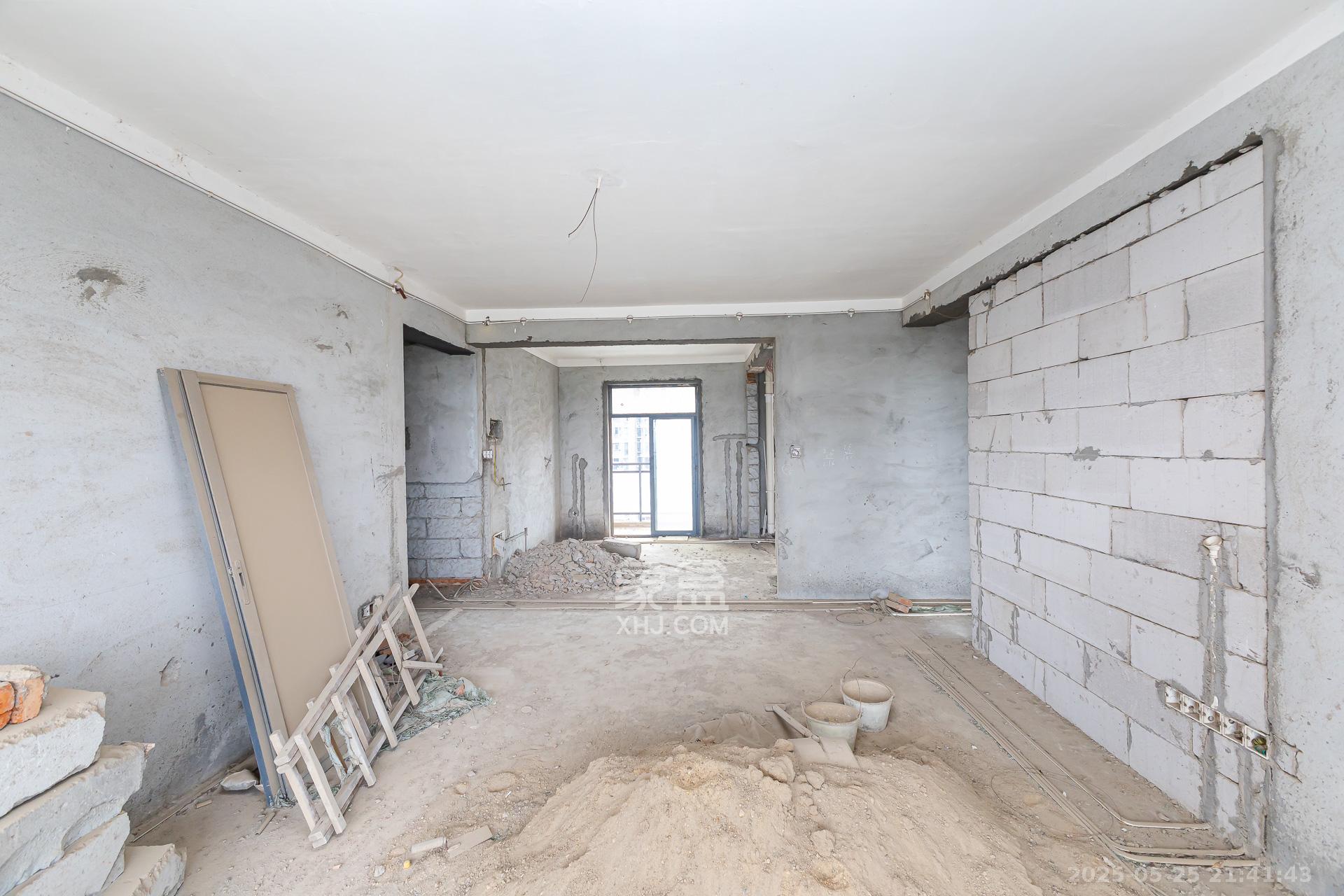 珠江东方明珠(新地东方明珠)一二期 4室2厅2卫 116.5万 珠江东方明珠(新地东方明珠)一二期 4室2厅2卫 116.5万客厅