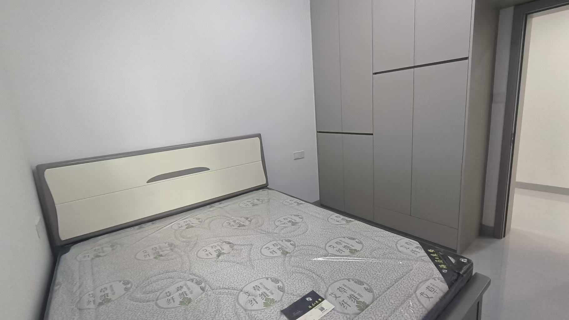 新桥花园  3室2厅2卫   2400.00元/月室内图