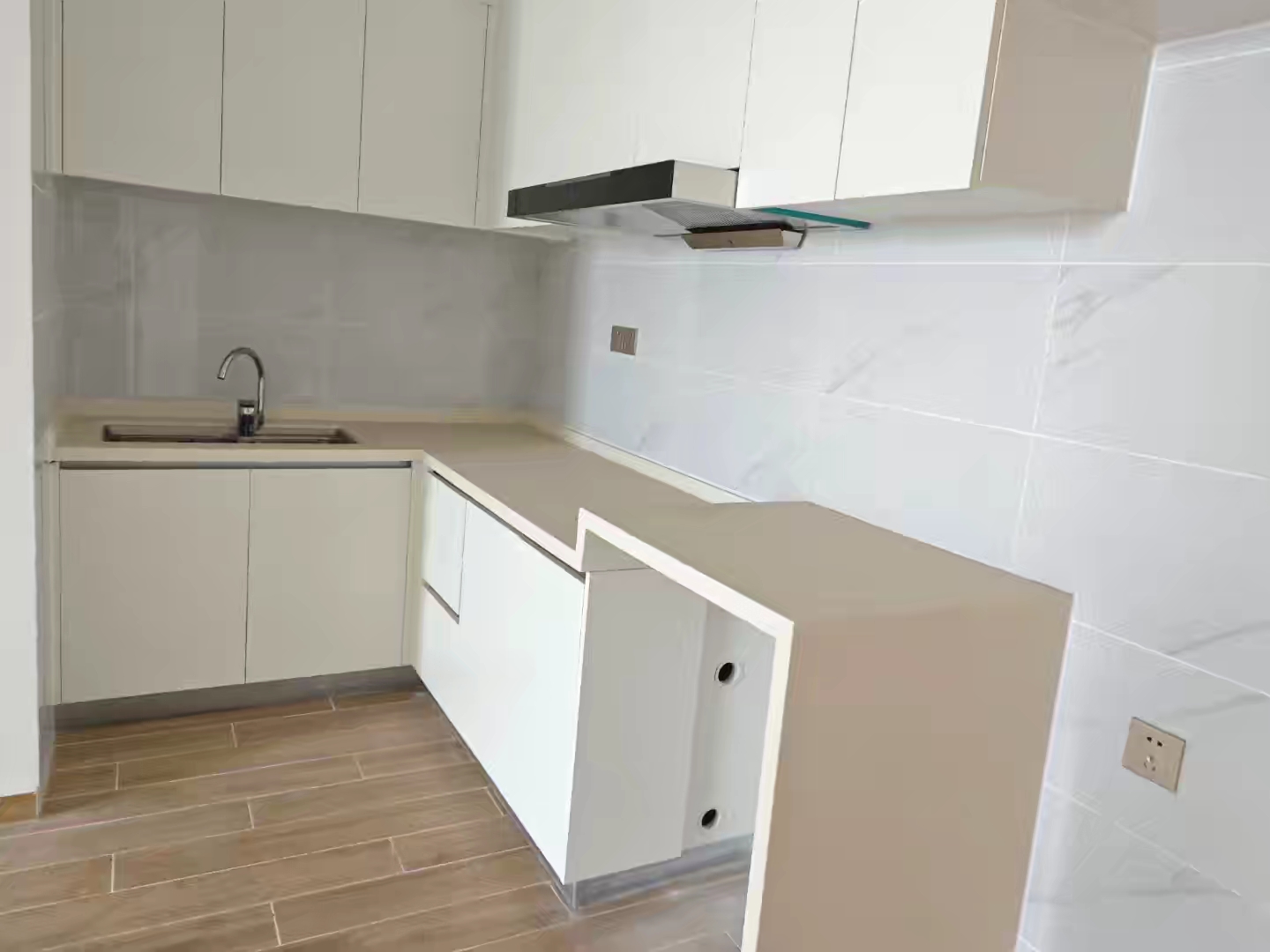 海航豪庭南苑 3室2厅2卫 300.0万 海航豪庭南苑 3室2厅2卫 300.0万客厅