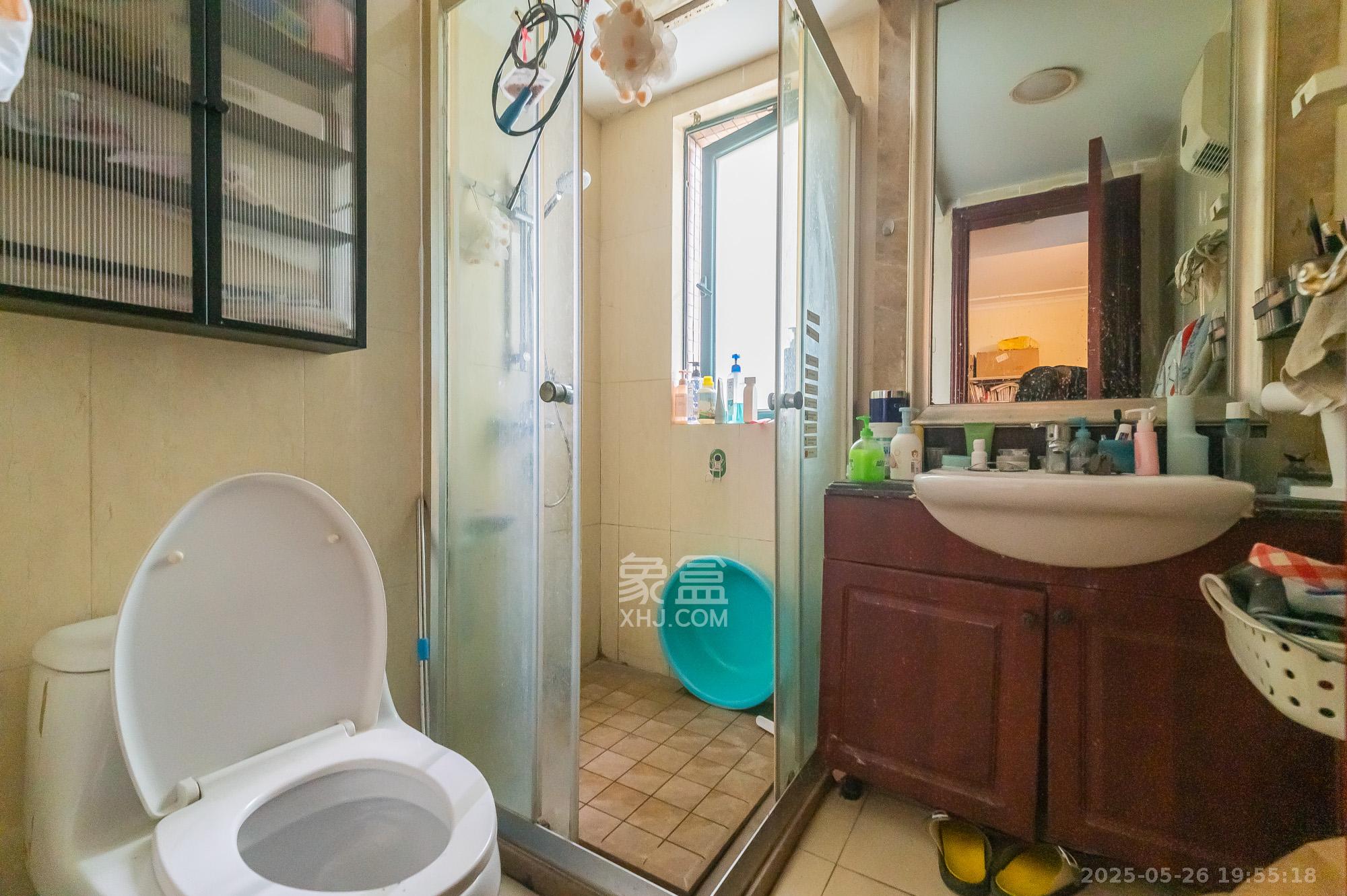 恒大翡翠华庭 2室2厅1卫 76.0万 恒大翡翠华庭 2室2厅1卫 76.0万卫生间