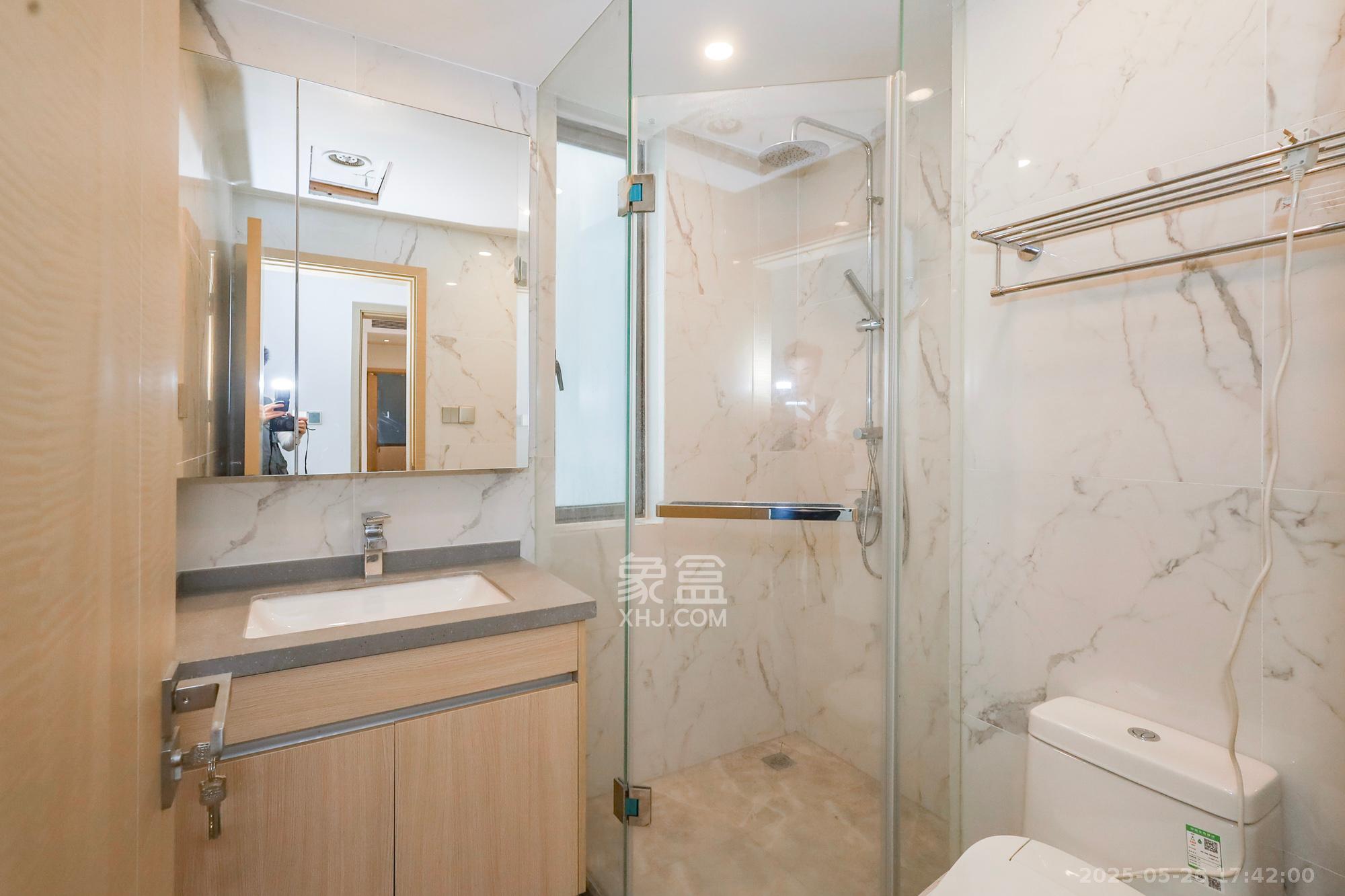 复地滨江金融中心 3室2厅2卫 199.8万 复地滨江金融中心 3室2厅2卫 199.8万卫生间