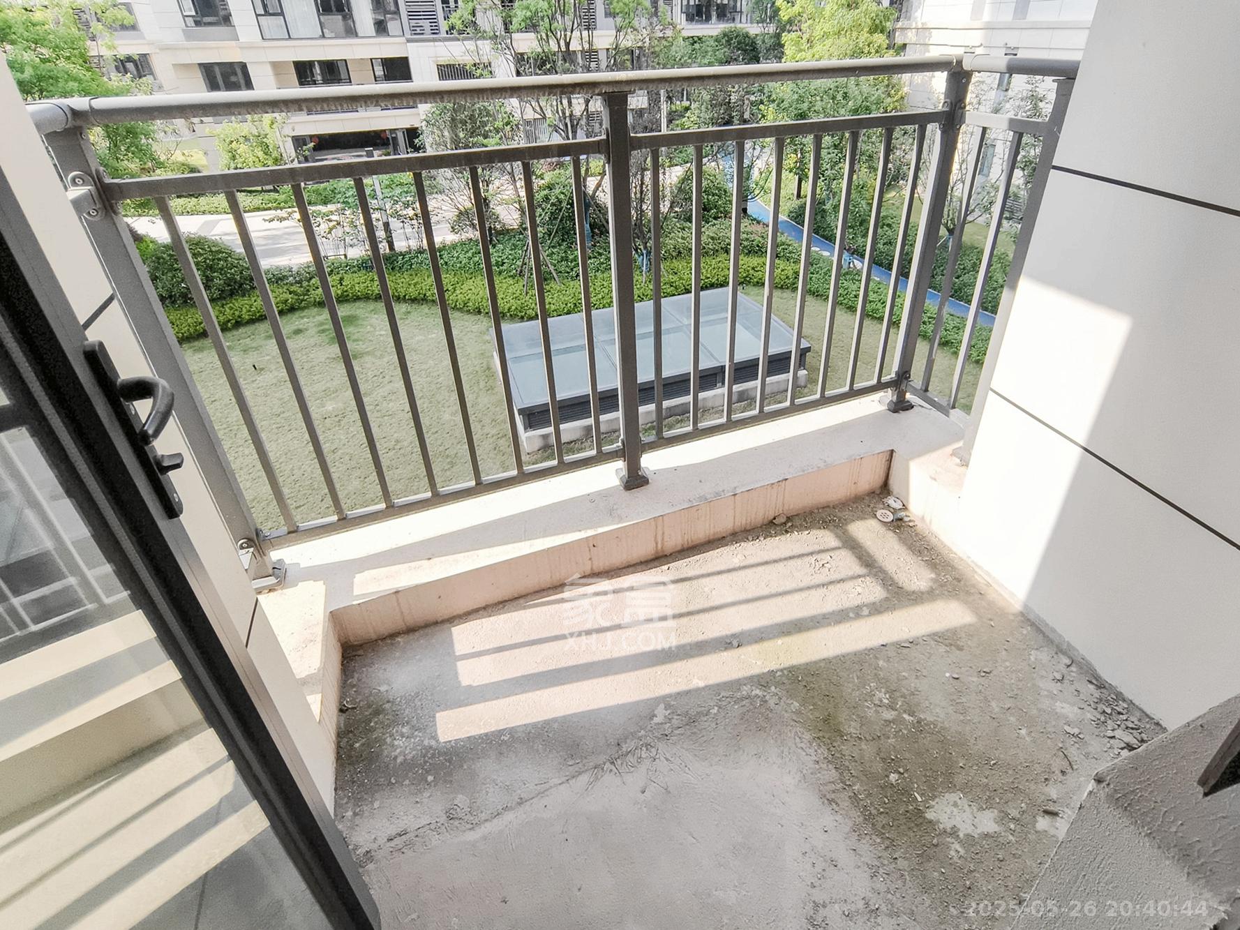 保利金香槟  4室2厅2卫   120.00万阳台