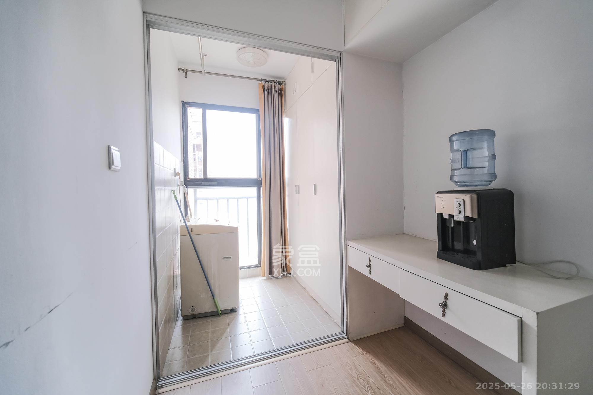 三一街区 2室2厅1卫 52.0万 三一街区 2室2厅1卫 52.0万阳台