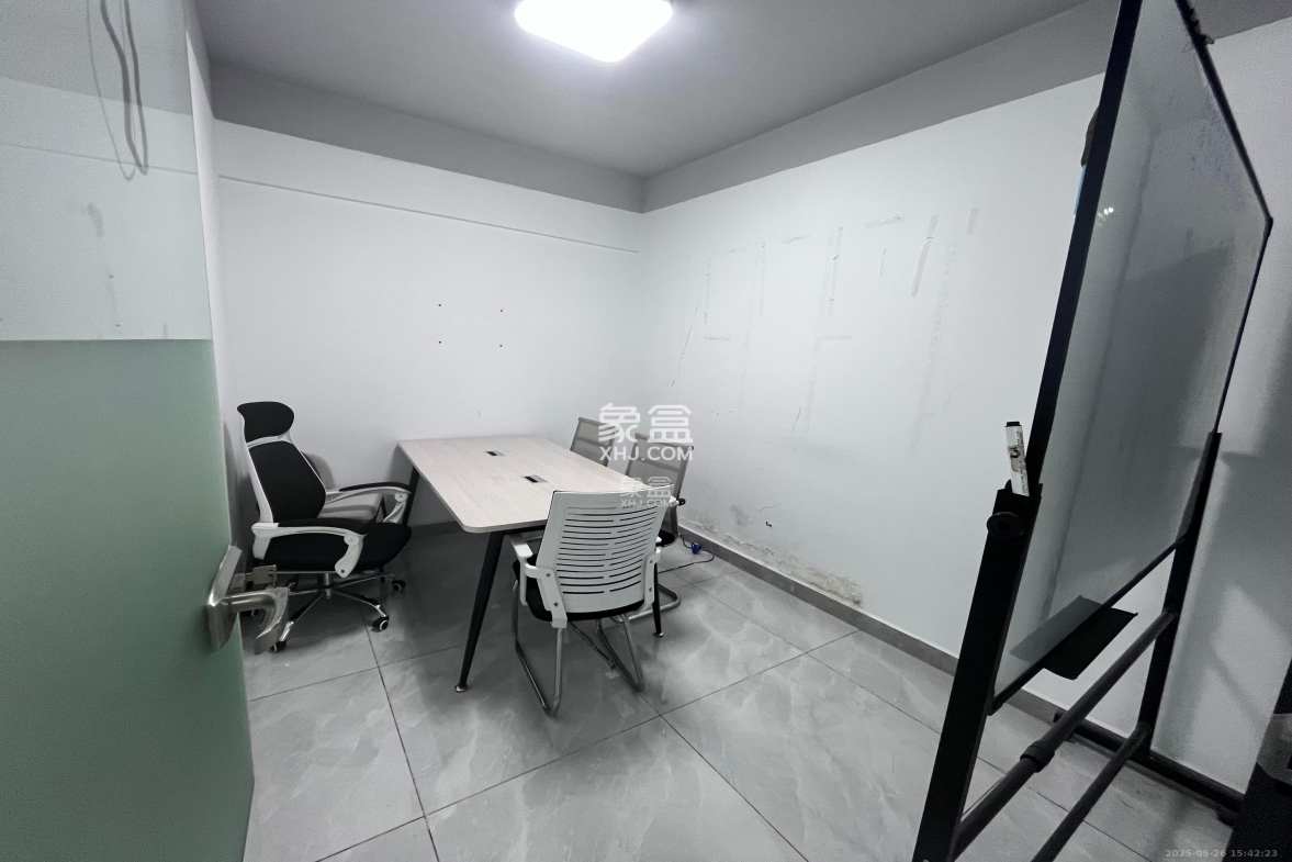 复地星光天地  1室0厅0卫    4000.0元/月 复地星光天地  1室0厅0卫    4000.0元/月室内图