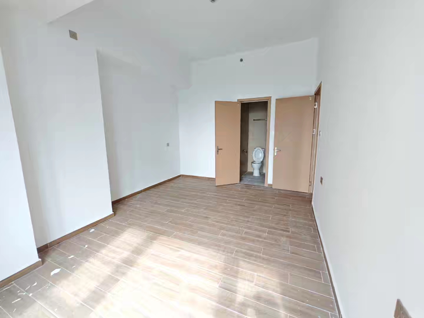 海航豪庭南苑 3室2厅2卫 300.0万 海航豪庭南苑 3室2厅2卫 300.0万客厅