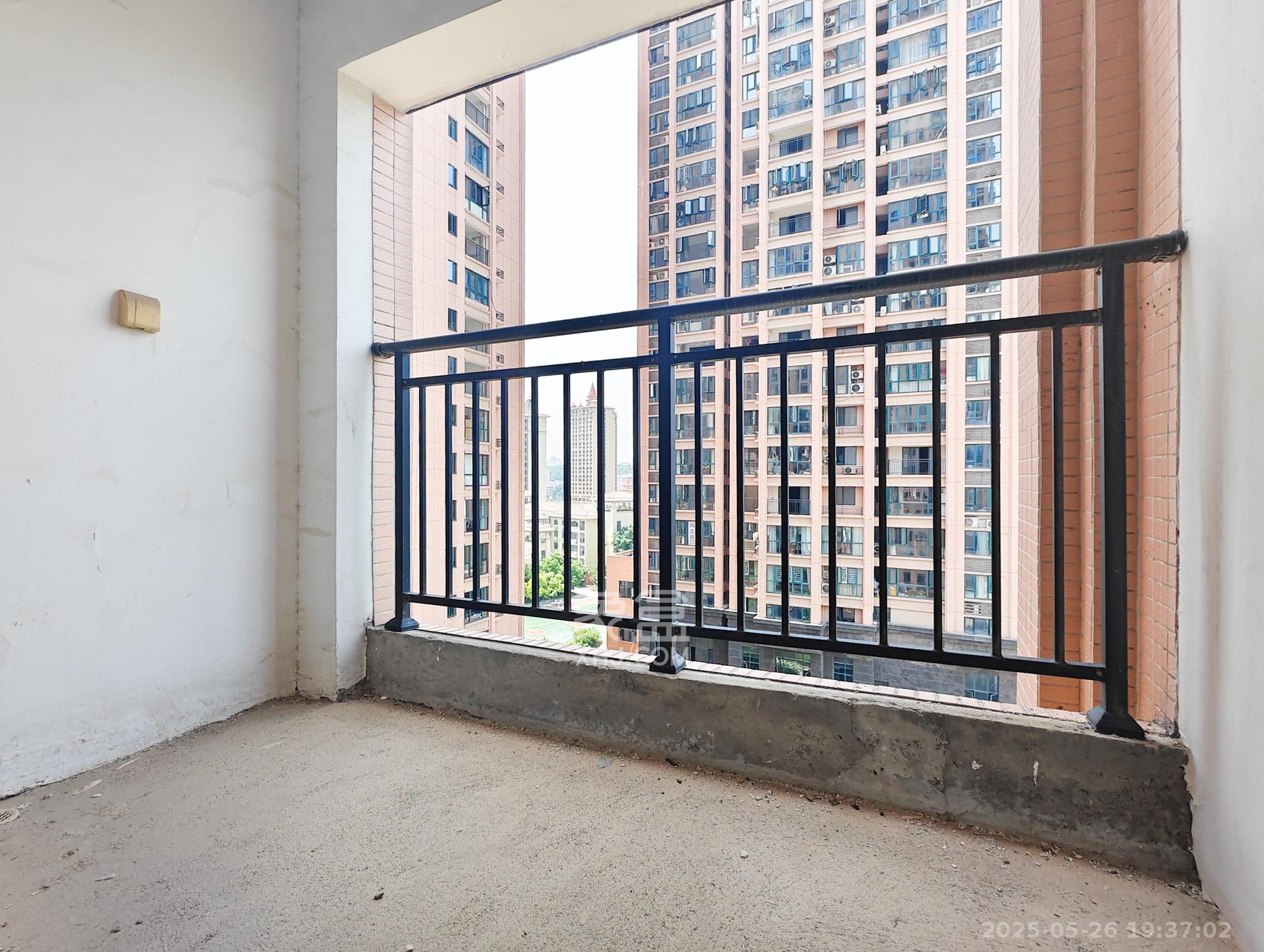 博长山水香颐 4室2厅2卫 92.00万 博长山水香颐 4室2厅2卫 92.00万阳台