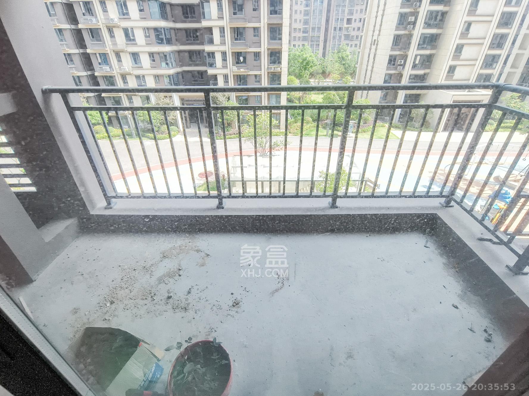 荣盛城 4室2厅2卫 81.0万 荣盛城 4室2厅2卫 81.0万阳台