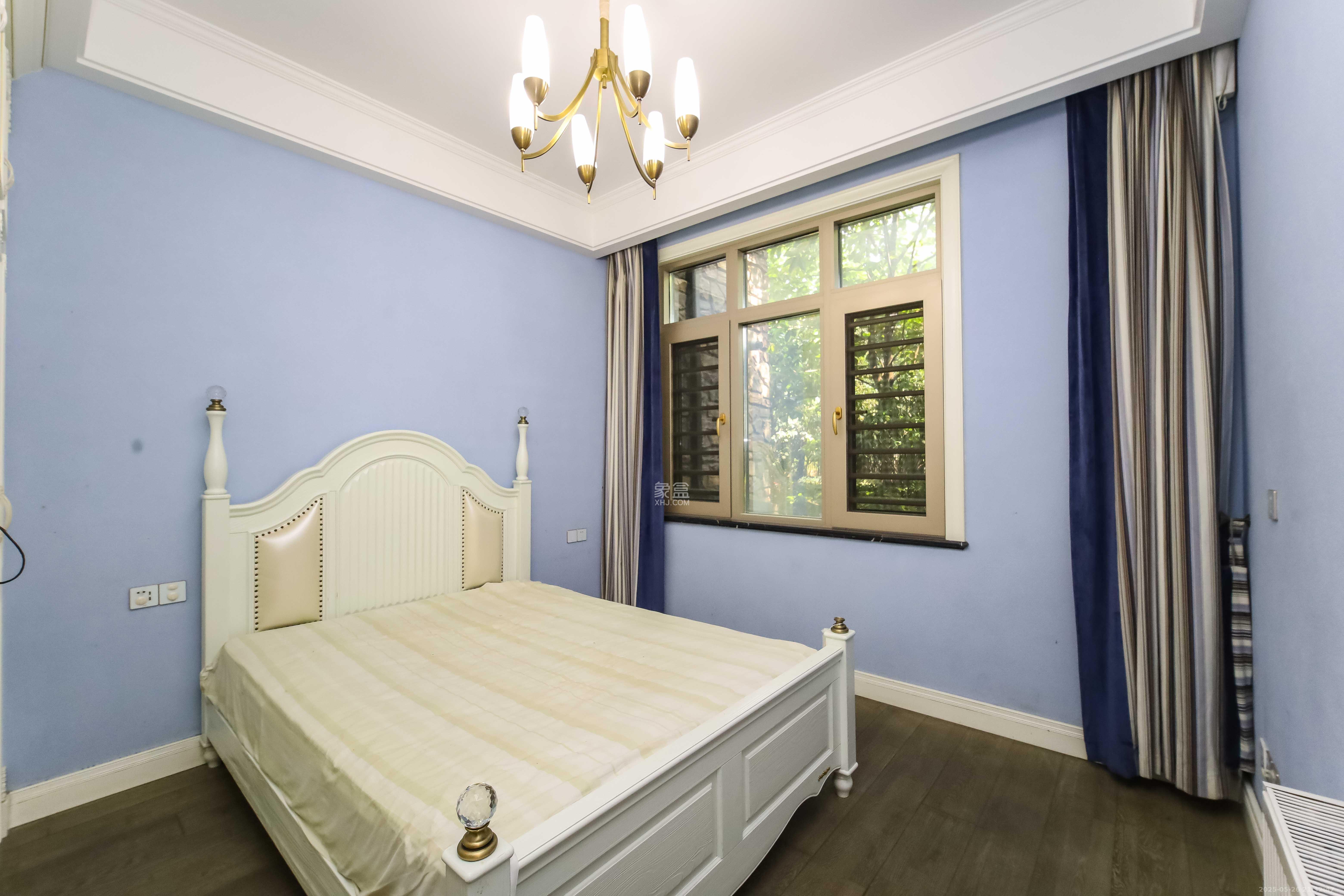 江河中央洋房  4室2厅2卫    450.0万 江河中央洋房  4室2厅2卫    450.0万卧室