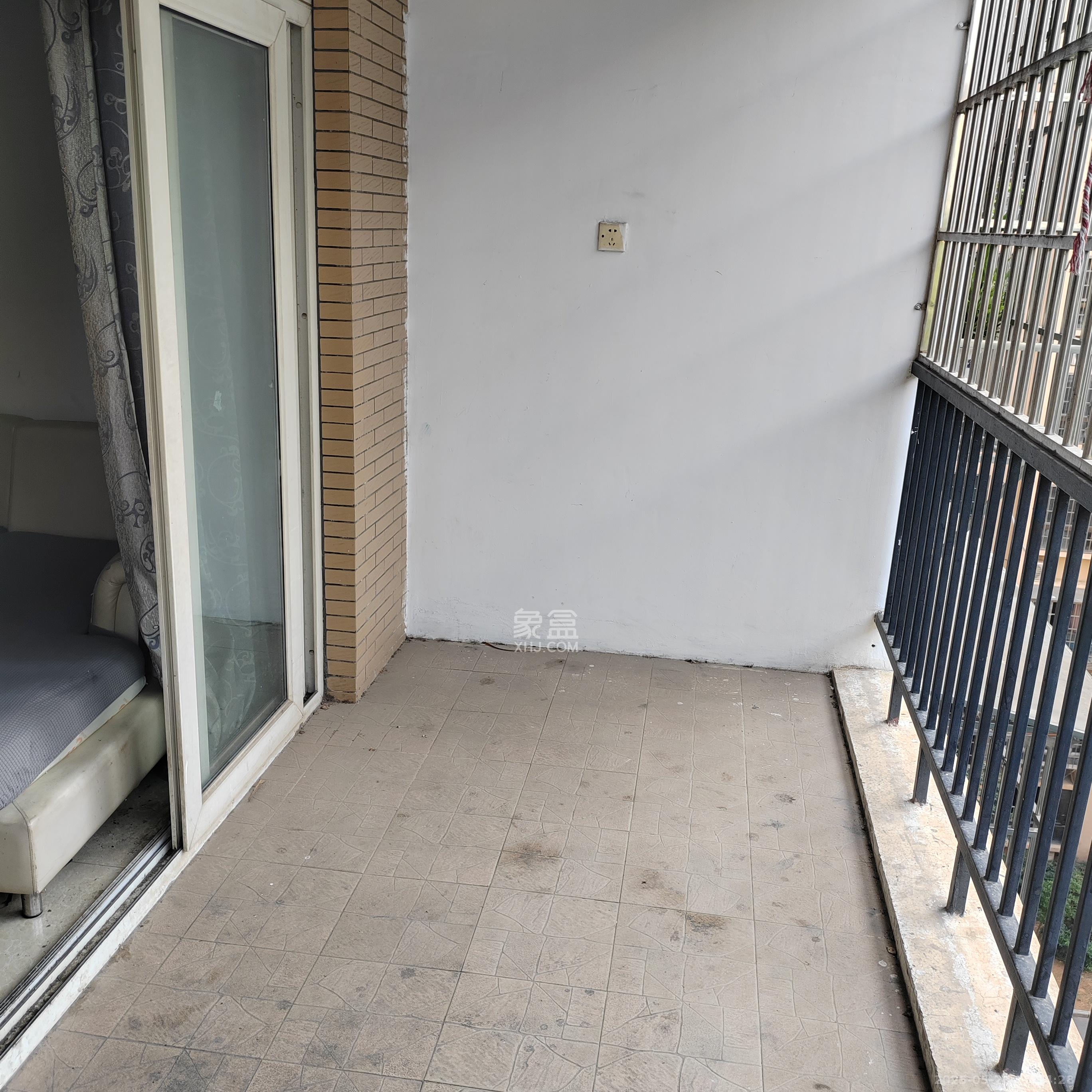 东南雅苑 3室2厅1卫 2500.0元/月 东南雅苑 3室2厅1卫 2500.0元/月室内图