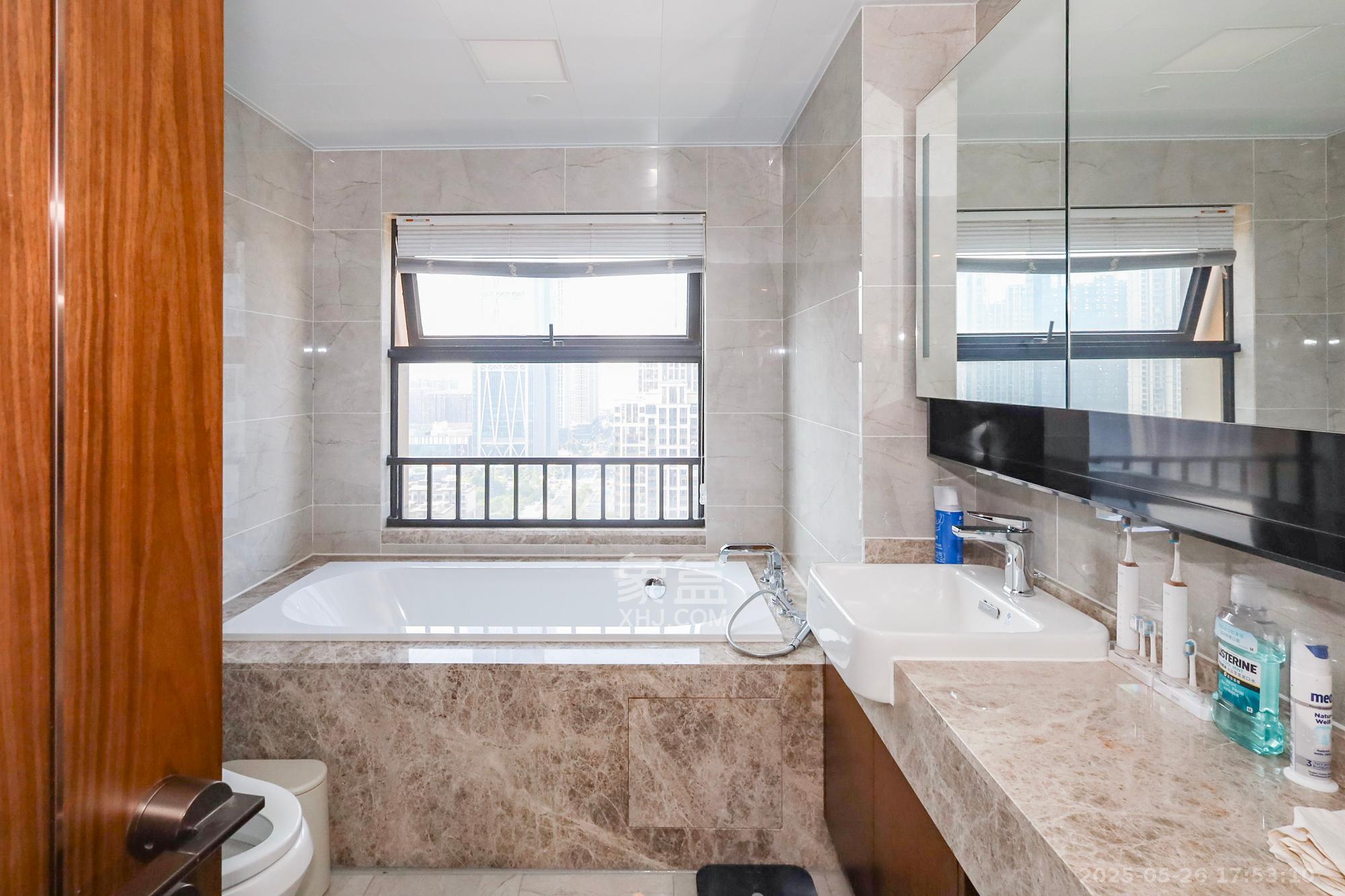 万科里金域滨江 4室2厅2卫 375.0万 万科里金域滨江 4室2厅2卫 375.0万卫生间