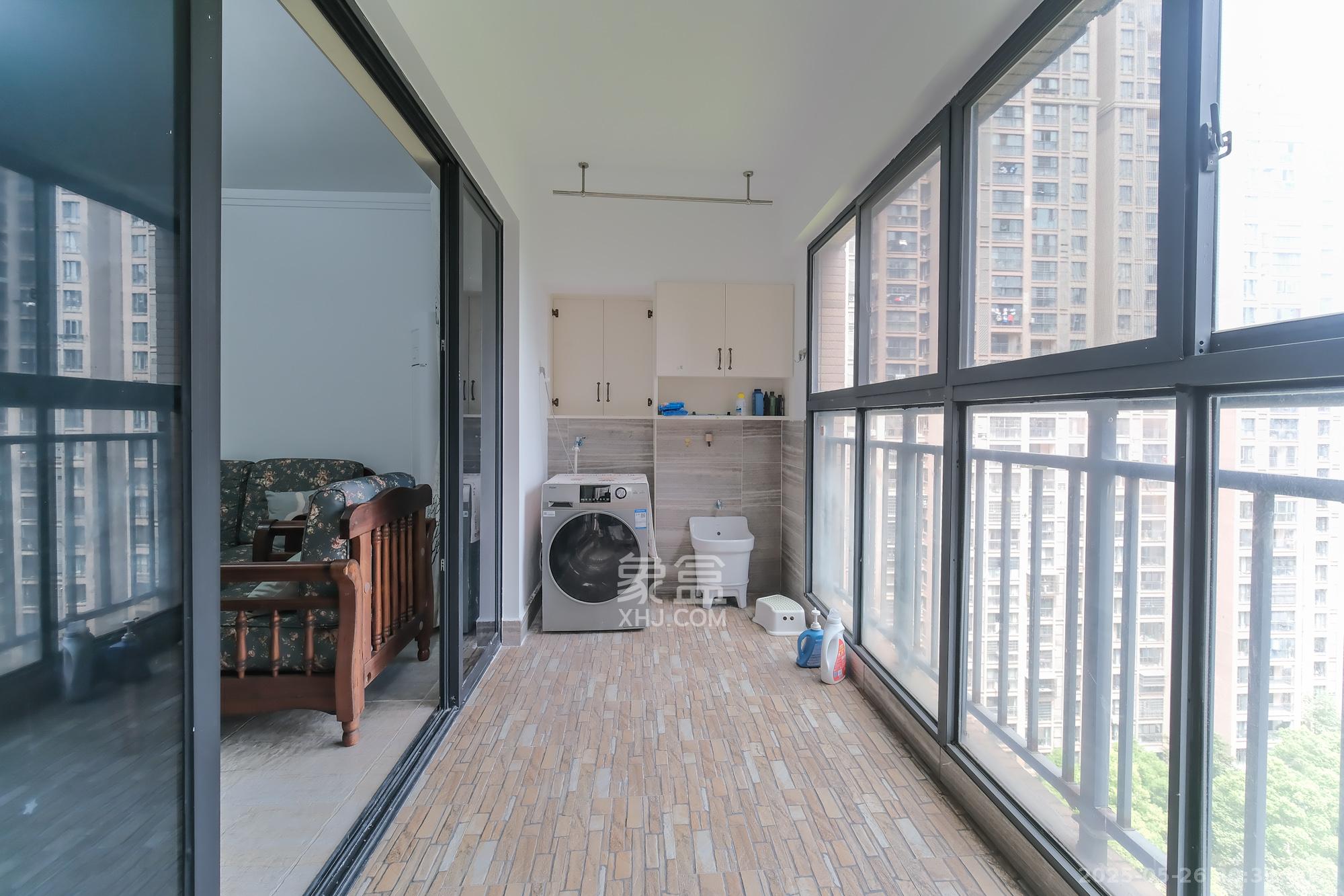 三一街区  3室2厅2卫    85.8万 三一街区  3室2厅2卫    85.8万阳台