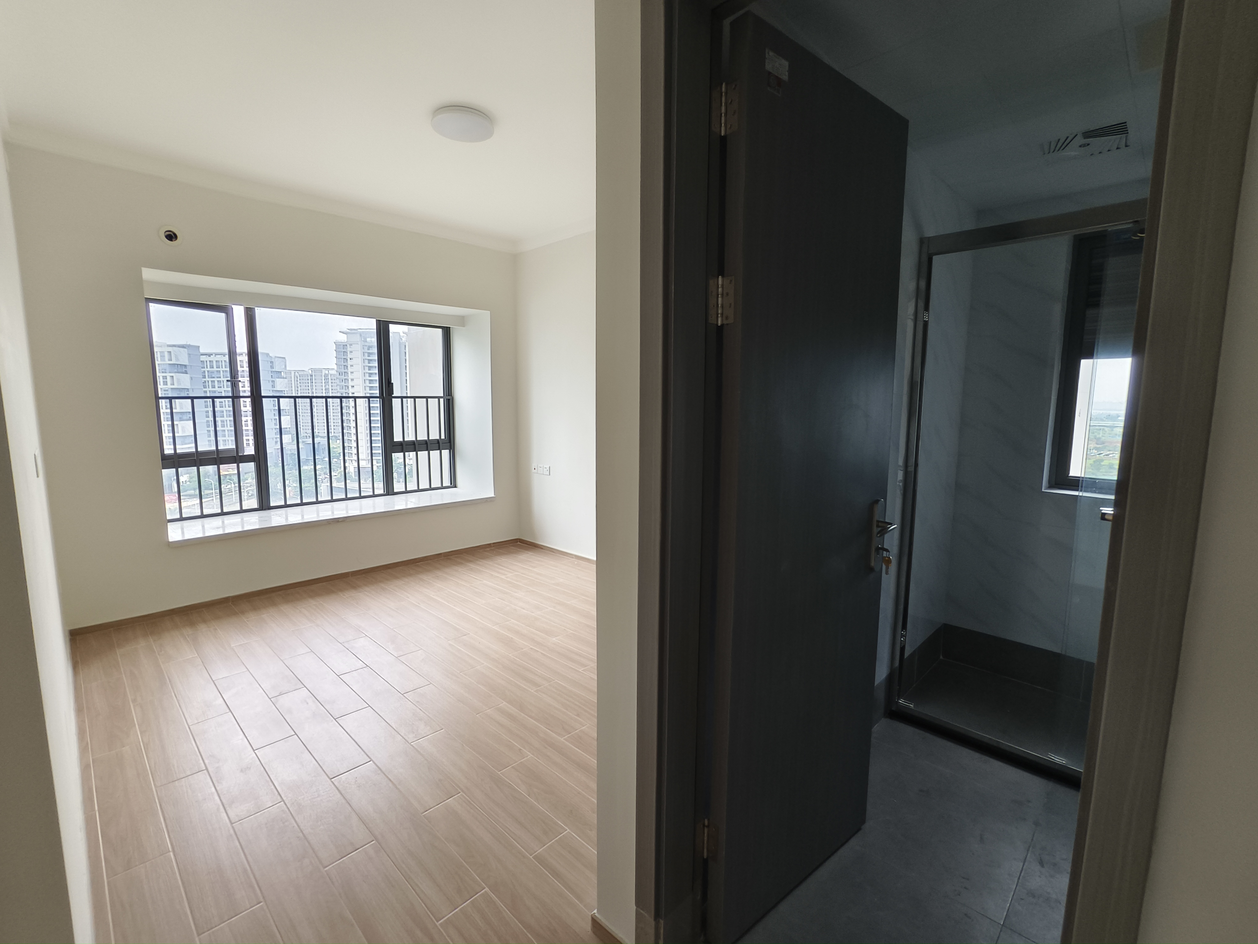 华侨城曦海岸3期  4室2厅2卫    183.0万 华侨城曦海岸3期  4室2厅2卫    183.0万客厅