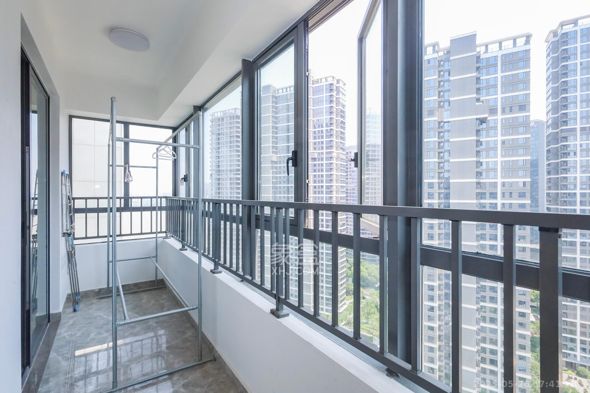 复地滨江金融中心 3室2厅2卫 199.8万 复地滨江金融中心 3室2厅2卫 199.8万阳台