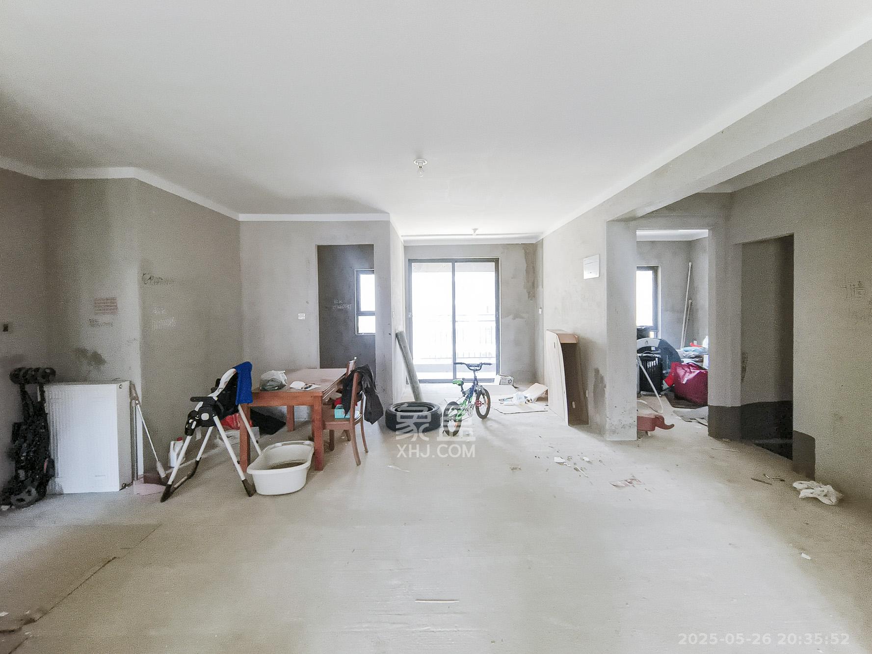 荣盛城 4室2厅2卫 81.0万 荣盛城 4室2厅2卫 81.0万客厅