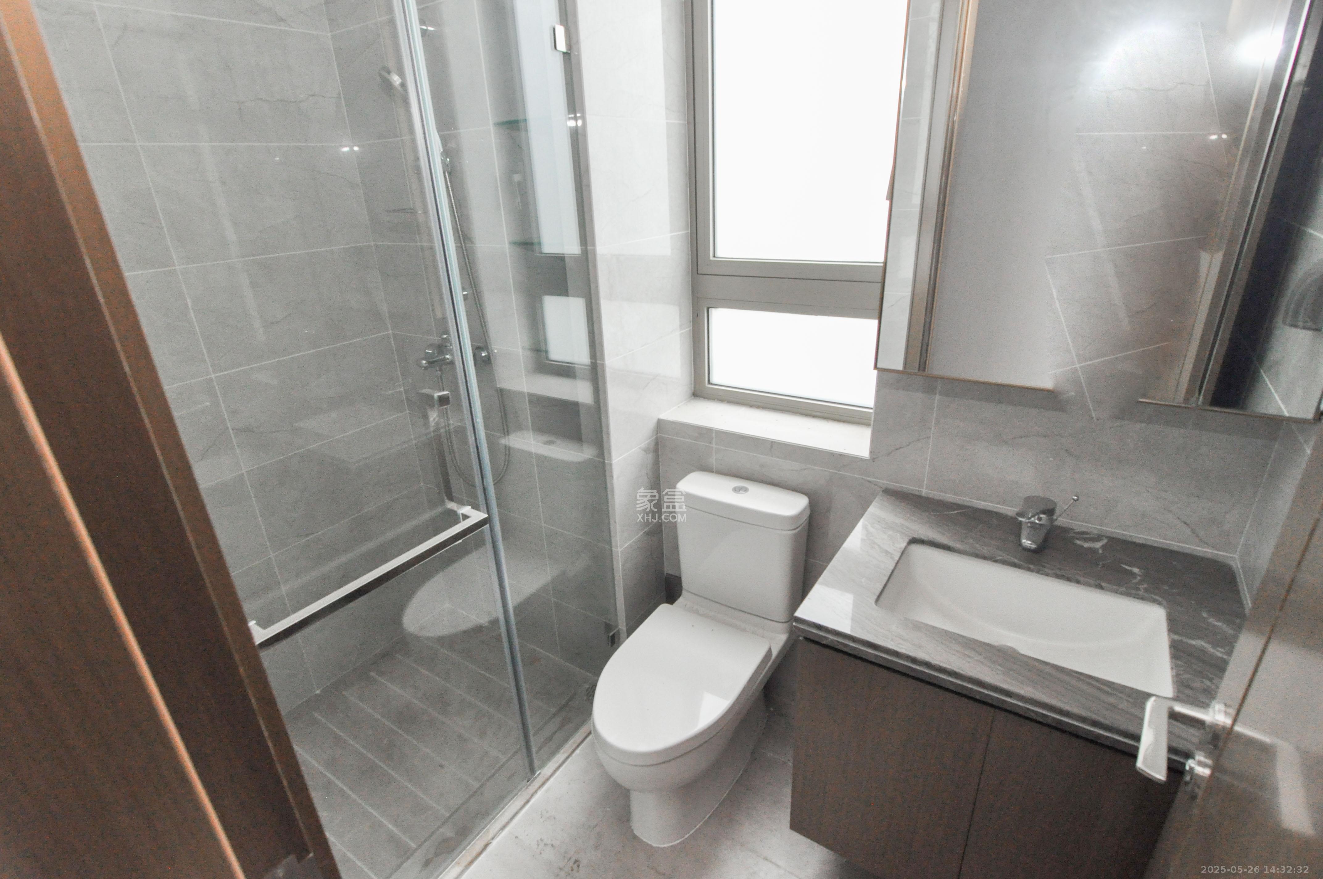 梅溪湖金茂湾 4室2厅2卫 315.0万 梅溪湖金茂湾 4室2厅2卫 315.0万卫生间