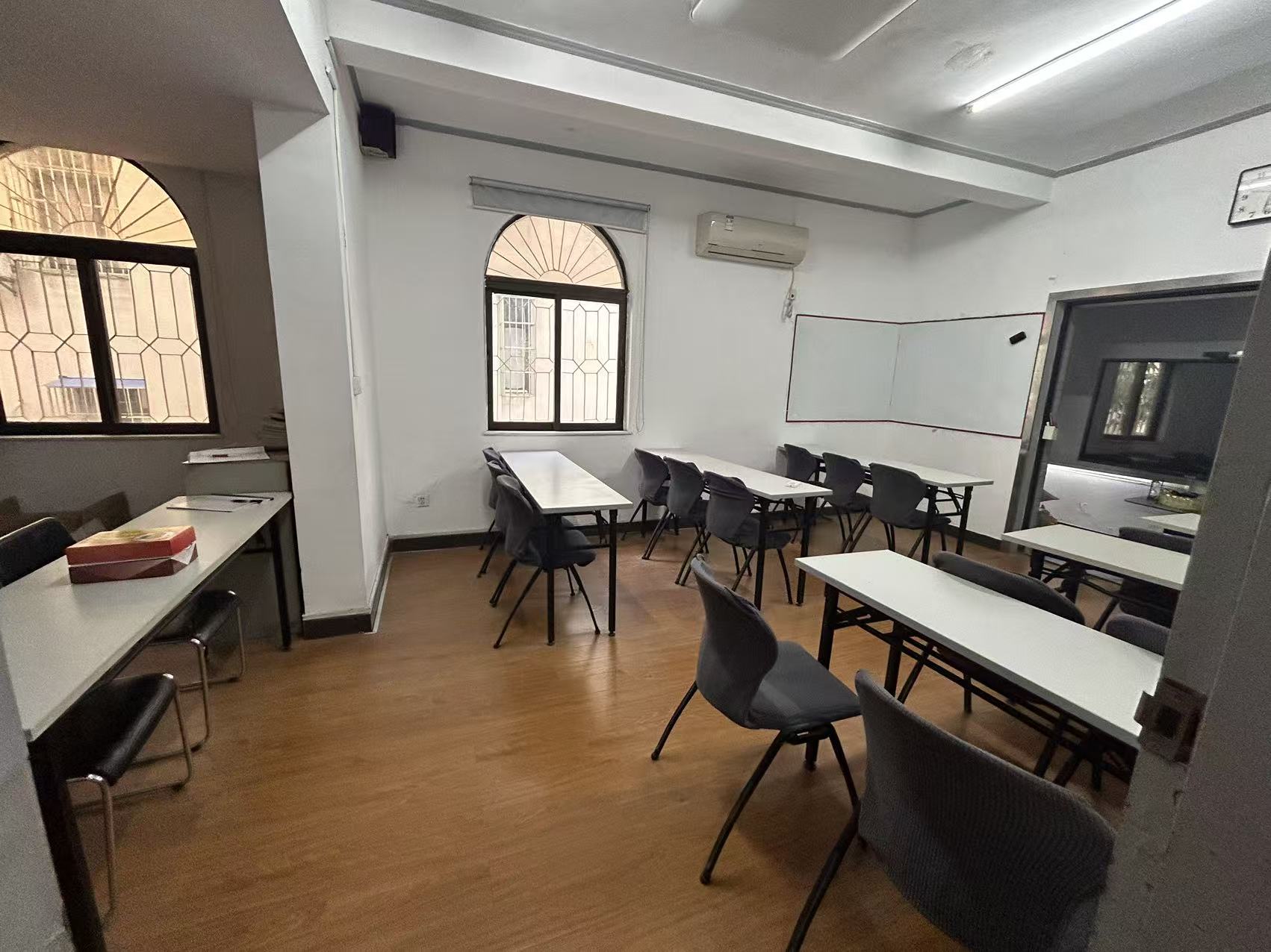 龙园别墅 7室2厅4卫 16000.0元/月 龙园别墅 7室2厅4卫 16000.0元/月室内图