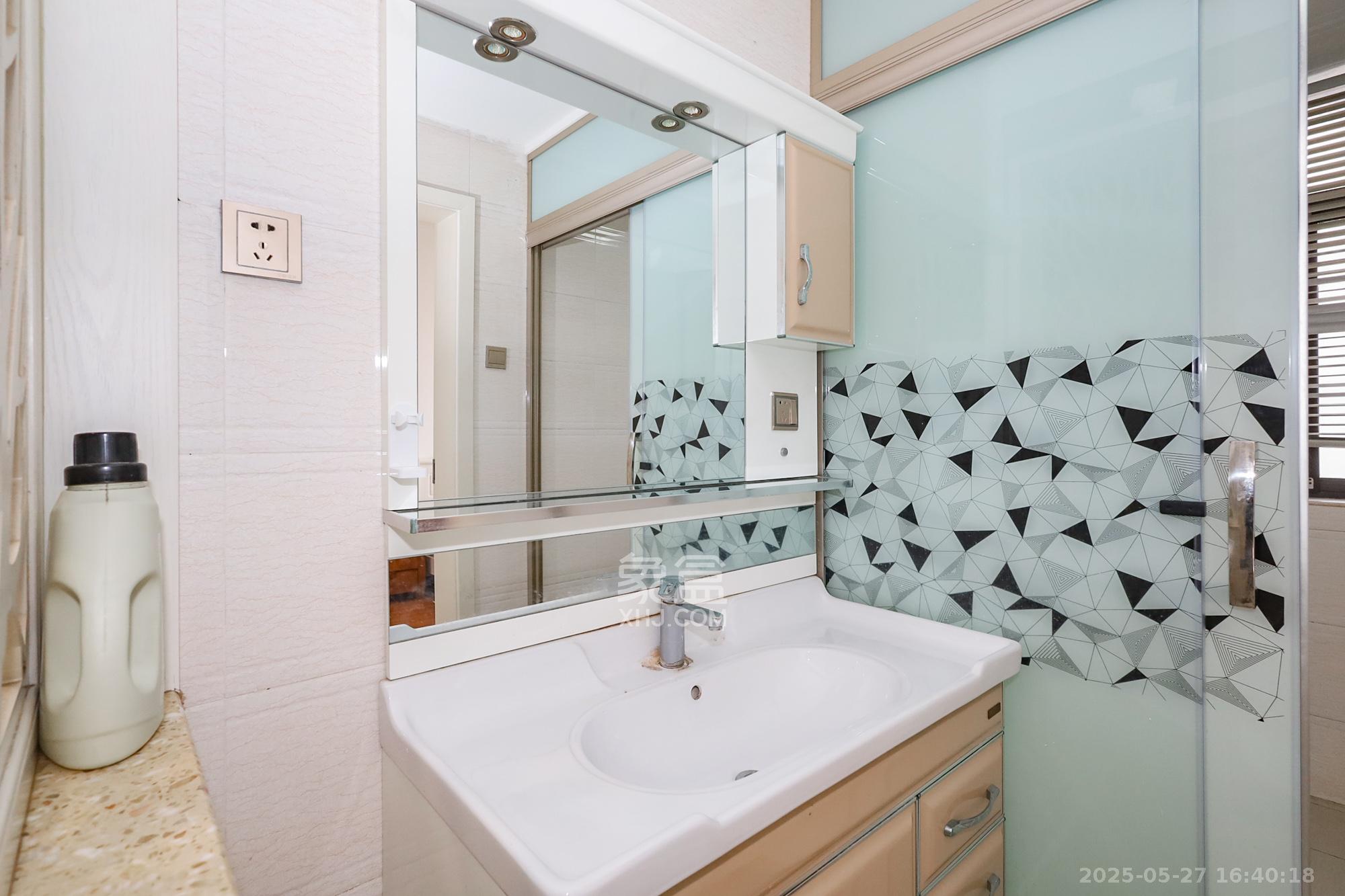 阳光丽城一期 4室2厅1卫 155.0万 阳光丽城一期 4室2厅1卫 155.0万卫生间