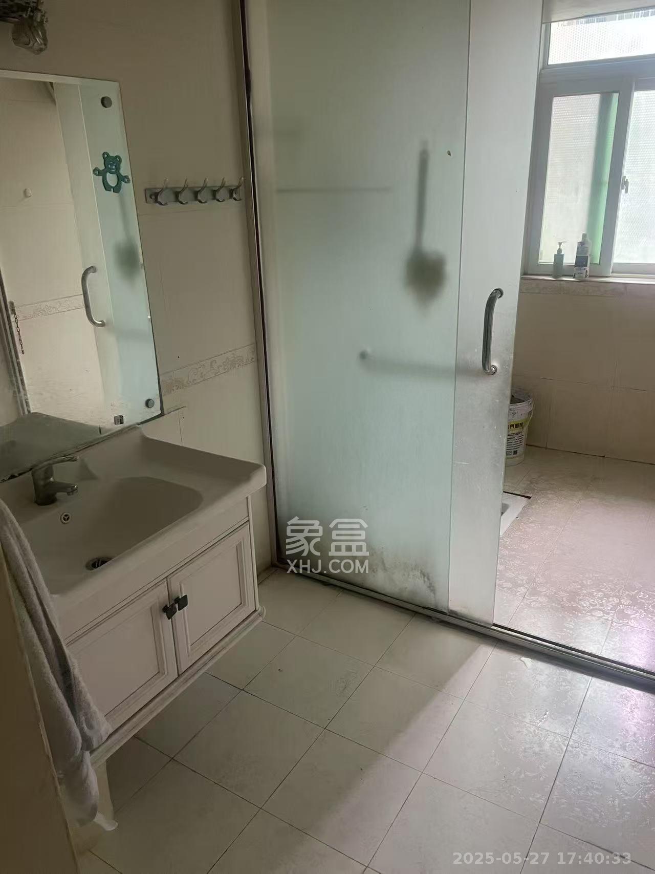 麓谷加州阳光  3室2厅2卫   2400.00元/月室内图