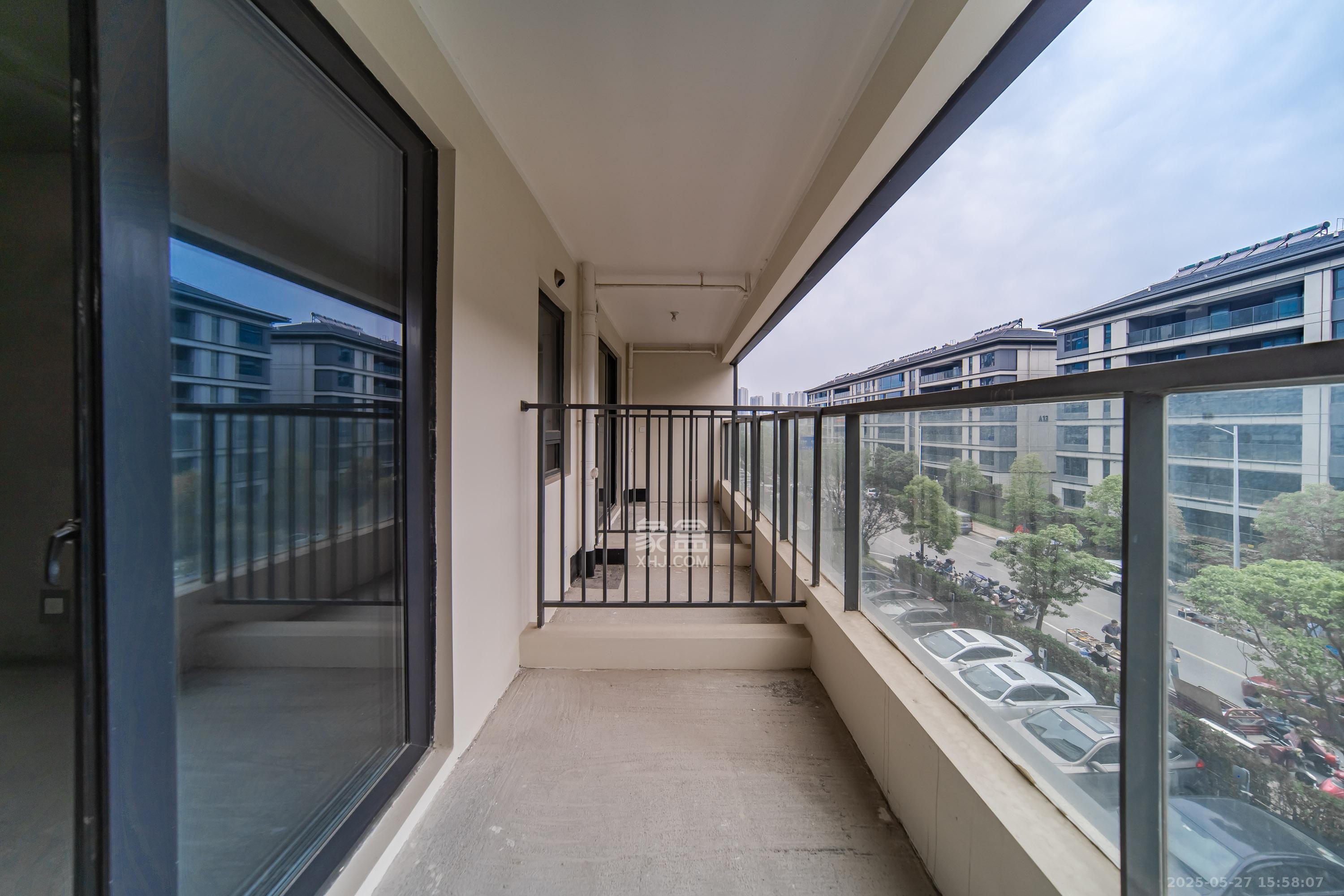 中建钰山湖  4室2厅2卫   352.00万阳台