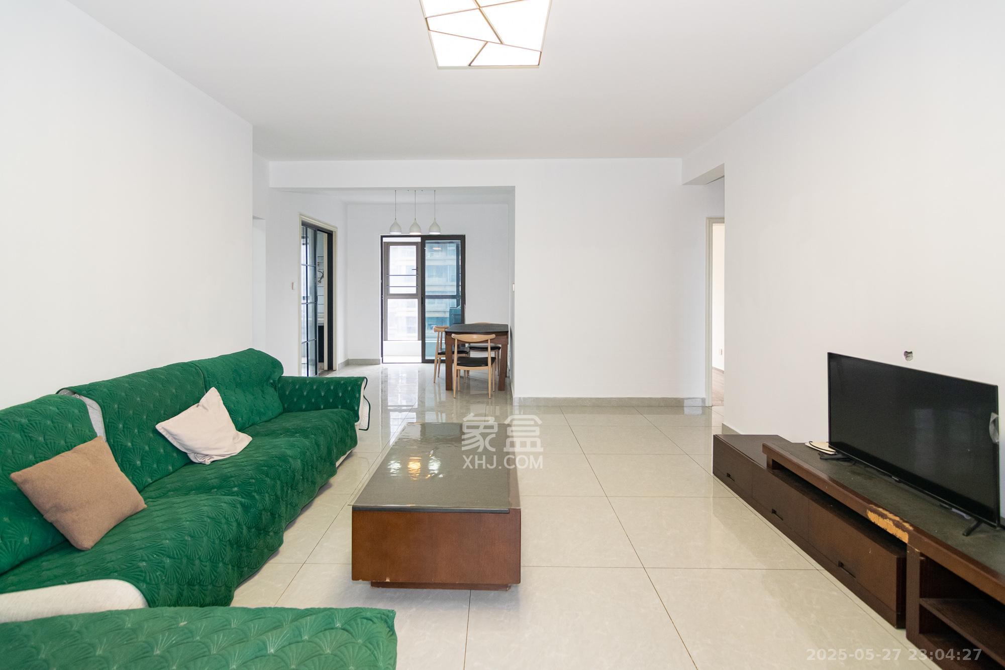 润和美郡(润和紫郡五期) 5室2厅2卫 108.0万 润和美郡(润和紫郡五期) 5室2厅2卫 108.0万客厅