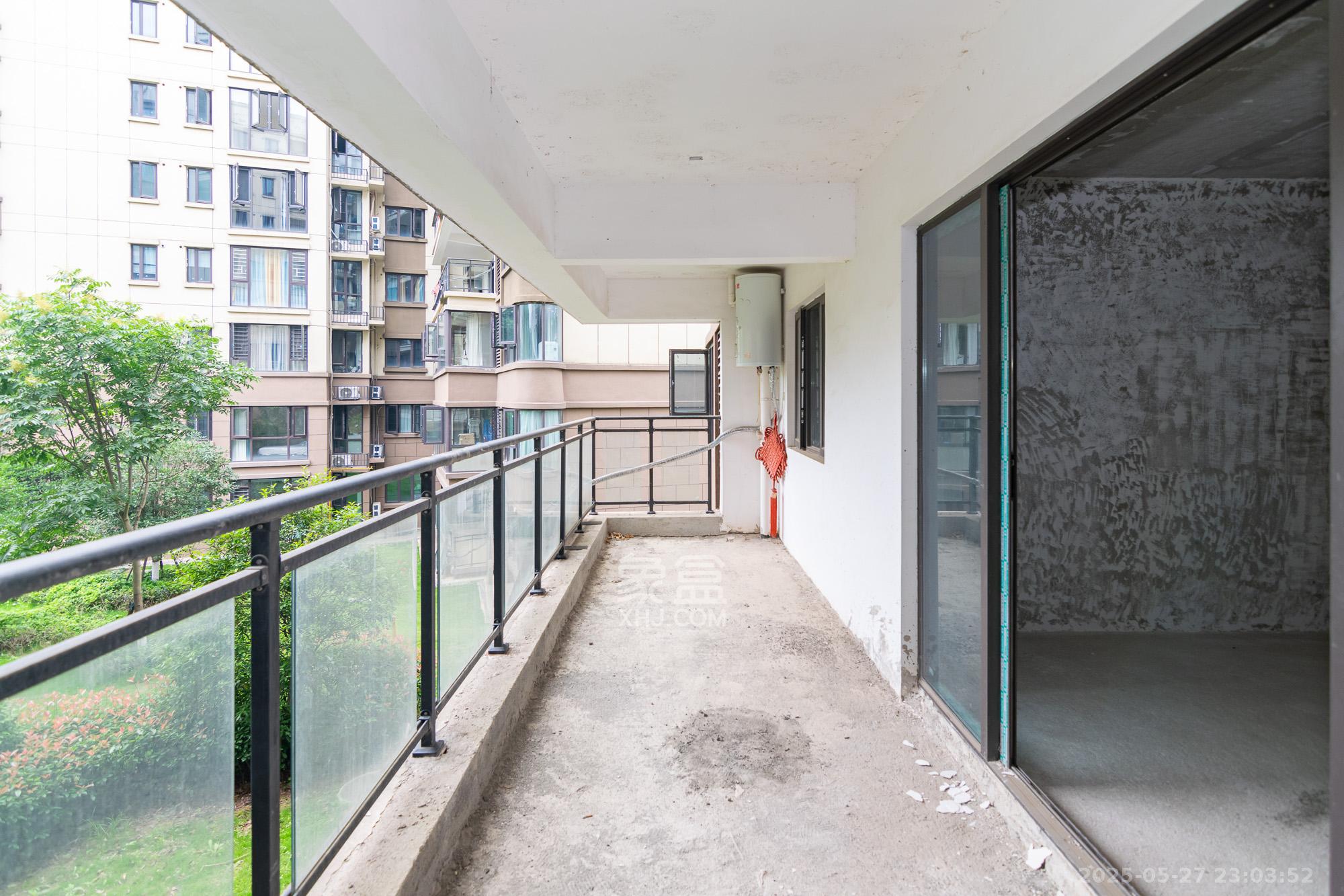 润和谷山郡(悦禧山庄水榭花都) 5室2厅2卫 160.0万 润和谷山郡(悦禧山庄水榭花都) 5室2厅2卫 160.0万阳台