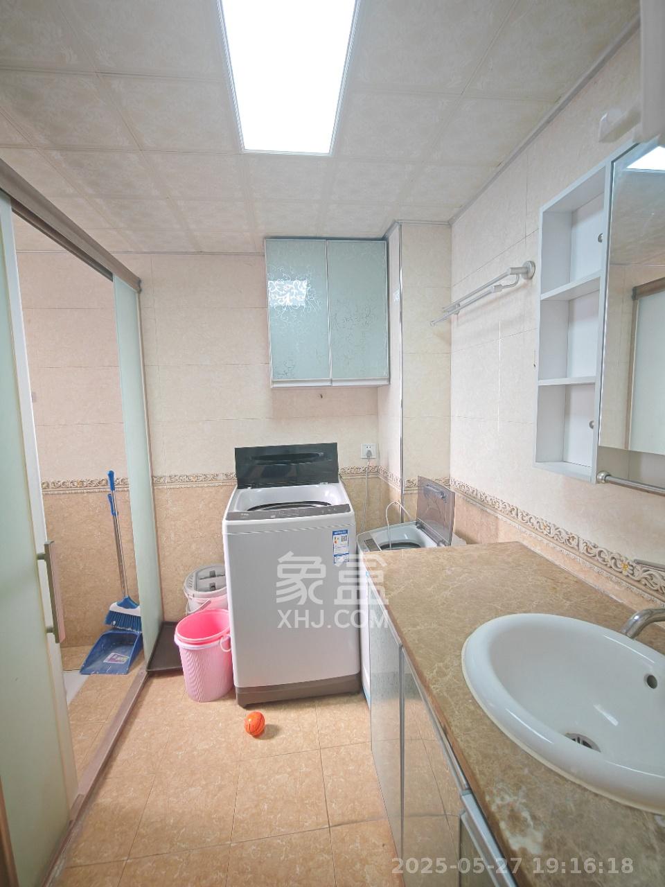 三一街区  3室2厅1卫   1900.00元/月室内图
