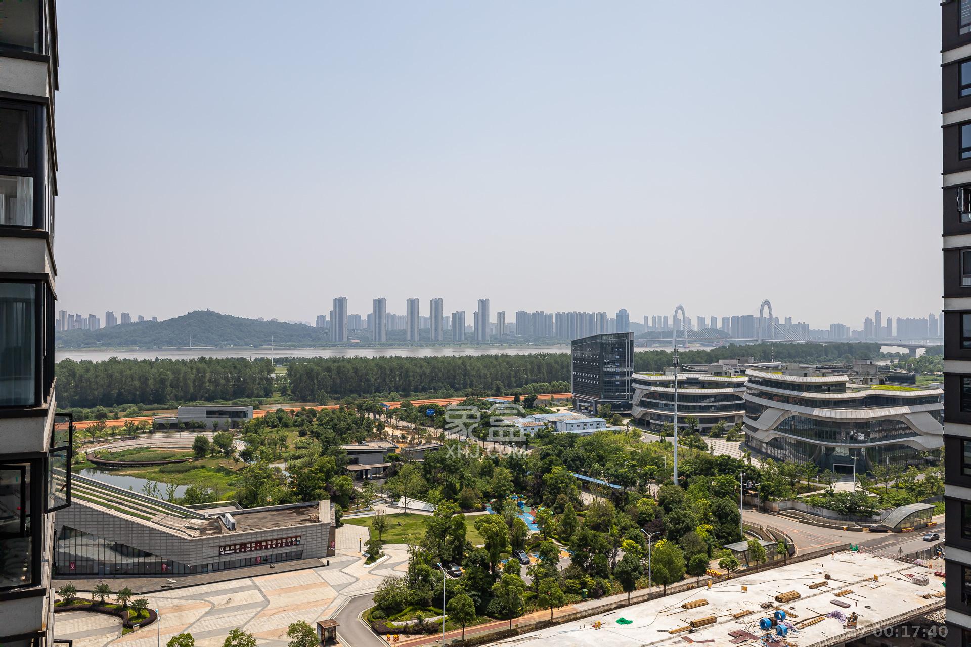 越秀湘江星汇城一期  4室2厅2卫    199.0万 越秀湘江星汇城一期  4室2厅2卫    199.0万客厅