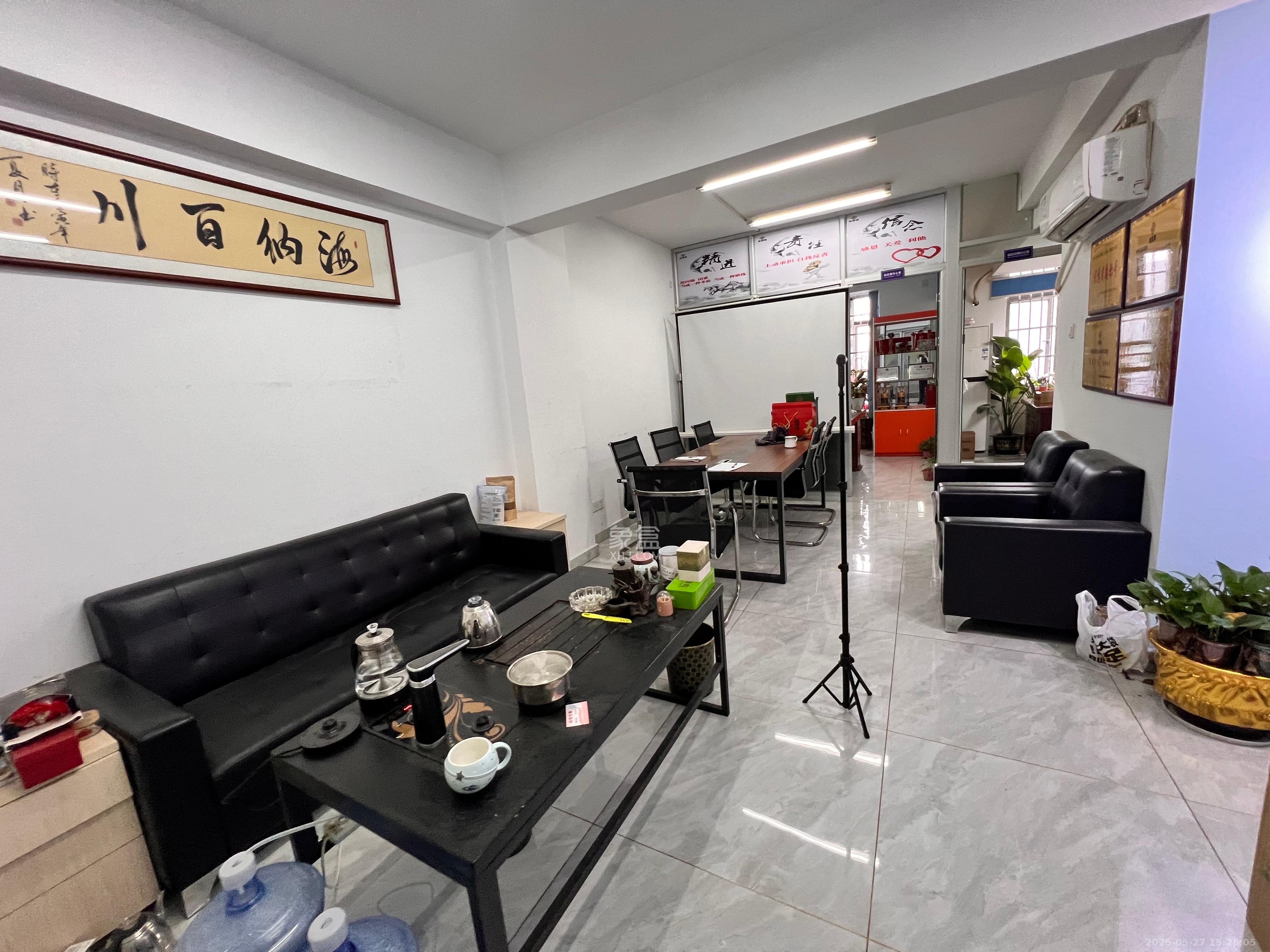 长房中庭国际(东郡华蓉广场) 2室1厅1卫 3500.0元/月 长房中庭国际(东郡华蓉广场) 2室1厅1卫 3500.0元/月室内图