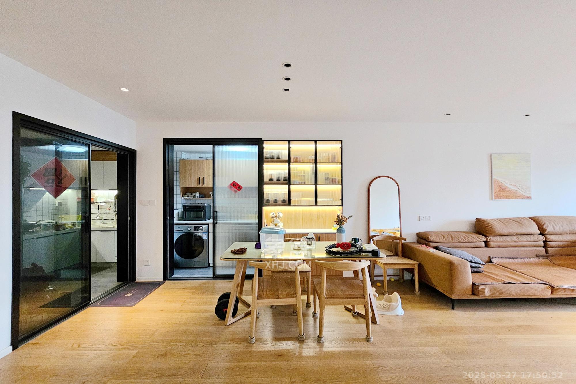 长房东旭国际 3室2厅1卫 130.0万 长房东旭国际 3室2厅1卫 130.0万客厅