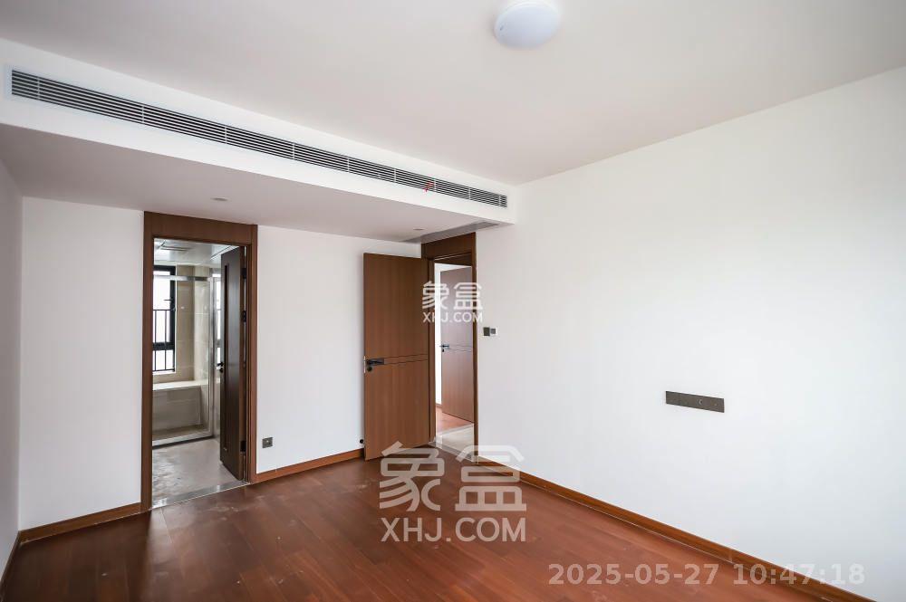 招商麓山府  4室2厅2卫   3800.00元/月室内图