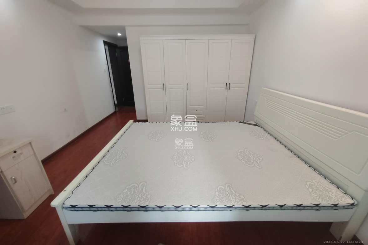 绿地中央广场  3室2厅2卫    3300.0元/月 绿地中央广场  3室2厅2卫    3300.0元/月室内图