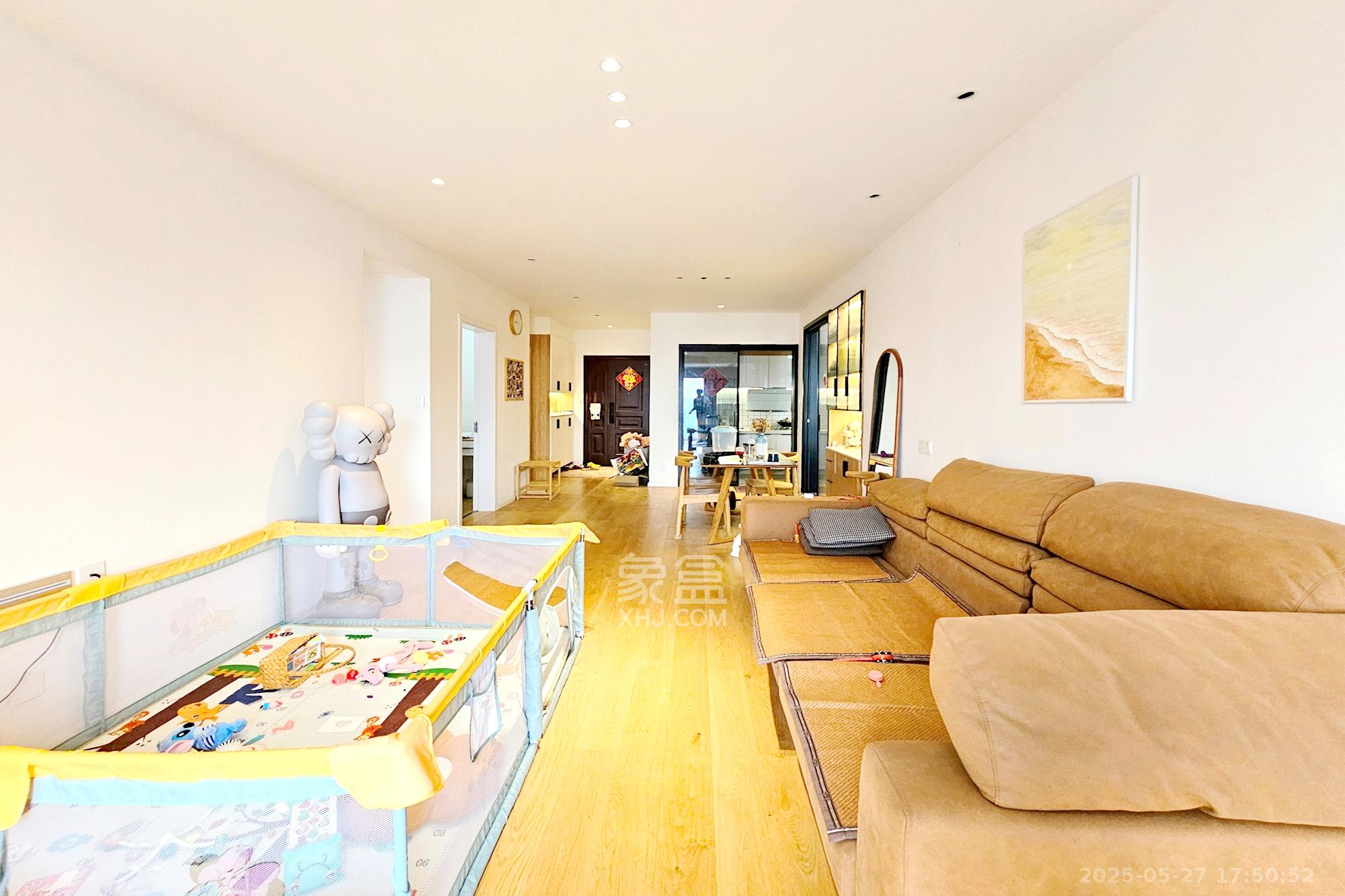 长房东旭国际 3室2厅1卫 130.0万 长房东旭国际 3室2厅1卫 130.0万客厅