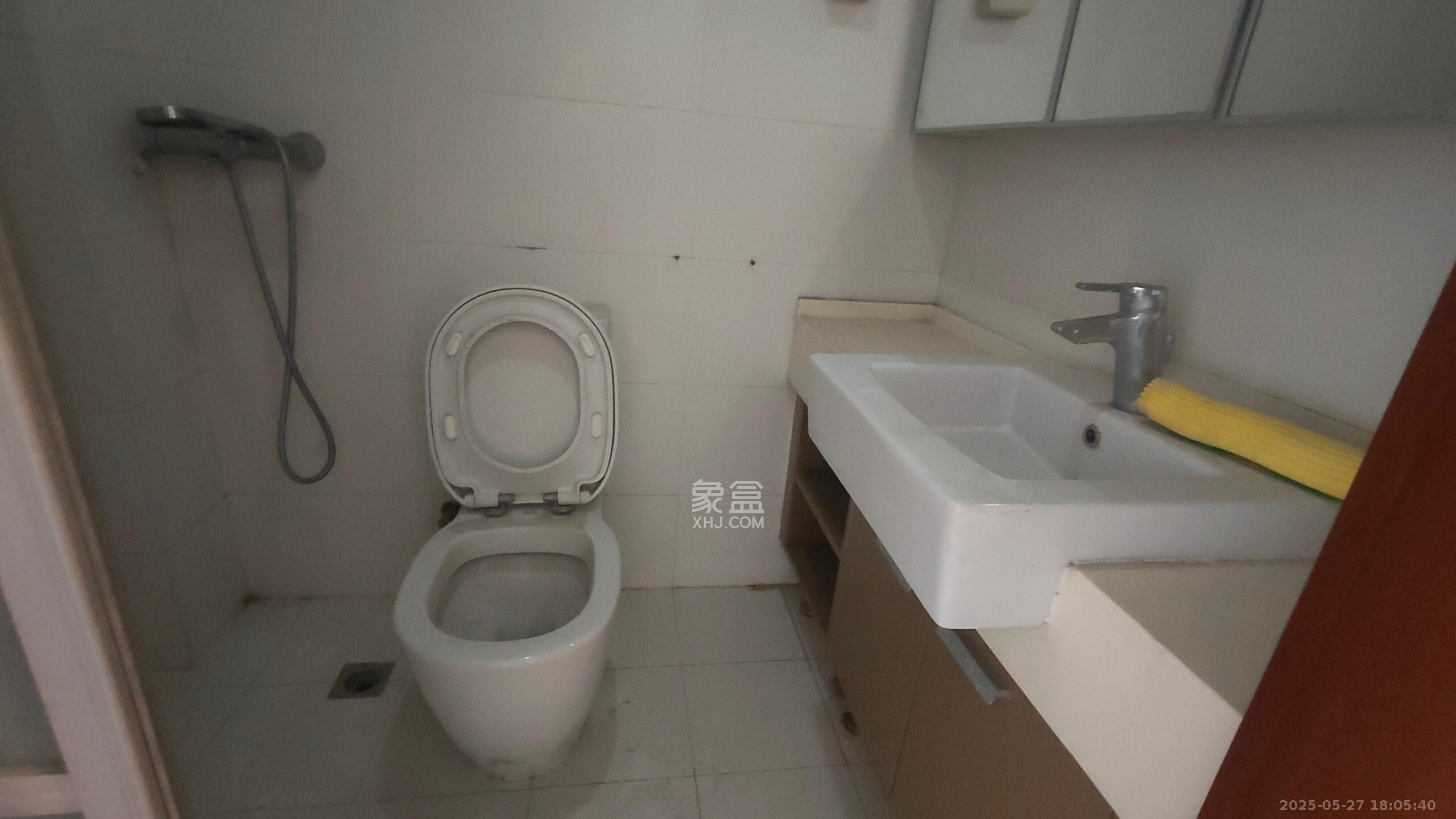 阳光100三期  2室2厅1卫    2300.0元/月 阳光100三期  2室2厅1卫    2300.0元/月室内图