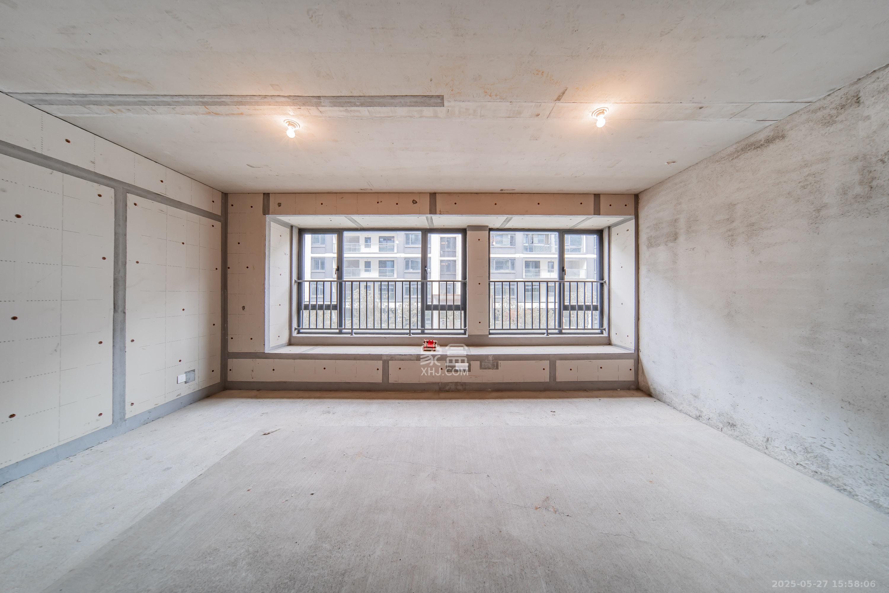 中建钰山湖  4室2厅2卫   352.00万卧室